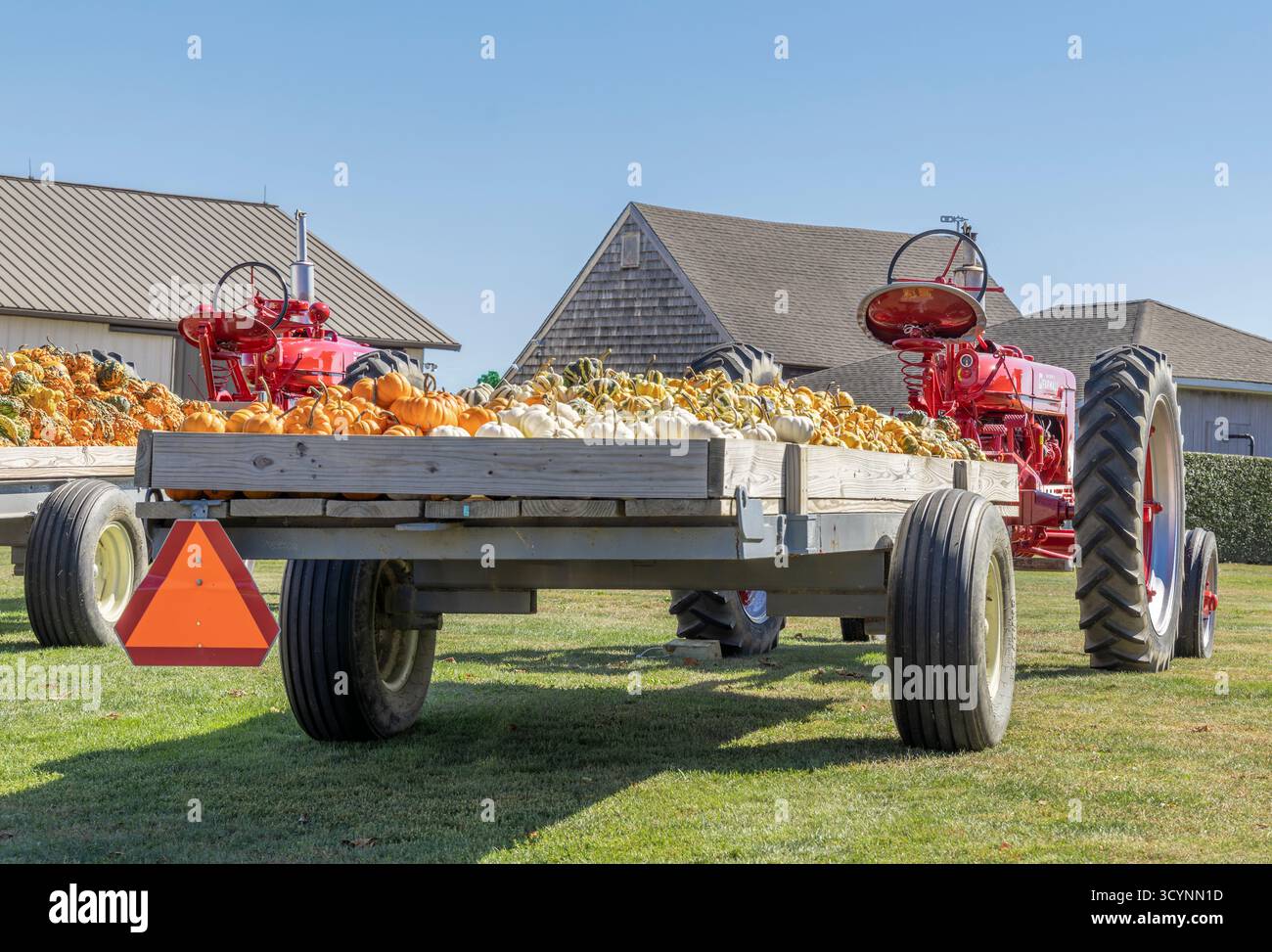 wagon plein de gourdes à un stand de ferme de moulin à eau Banque D'Images