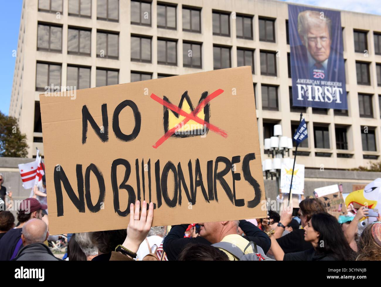 Washington, USA.18 octobre 2025. Des manifestants brandissant des pancartes sont descendus dans les rues lors d'un rassemblement national « No Kings » contre l'administration du président Donald Trump le 18 octobre 2025 à Washington DC. Crédit : Chen Mengtong/China News Service/Alamy Live News Banque D'Images