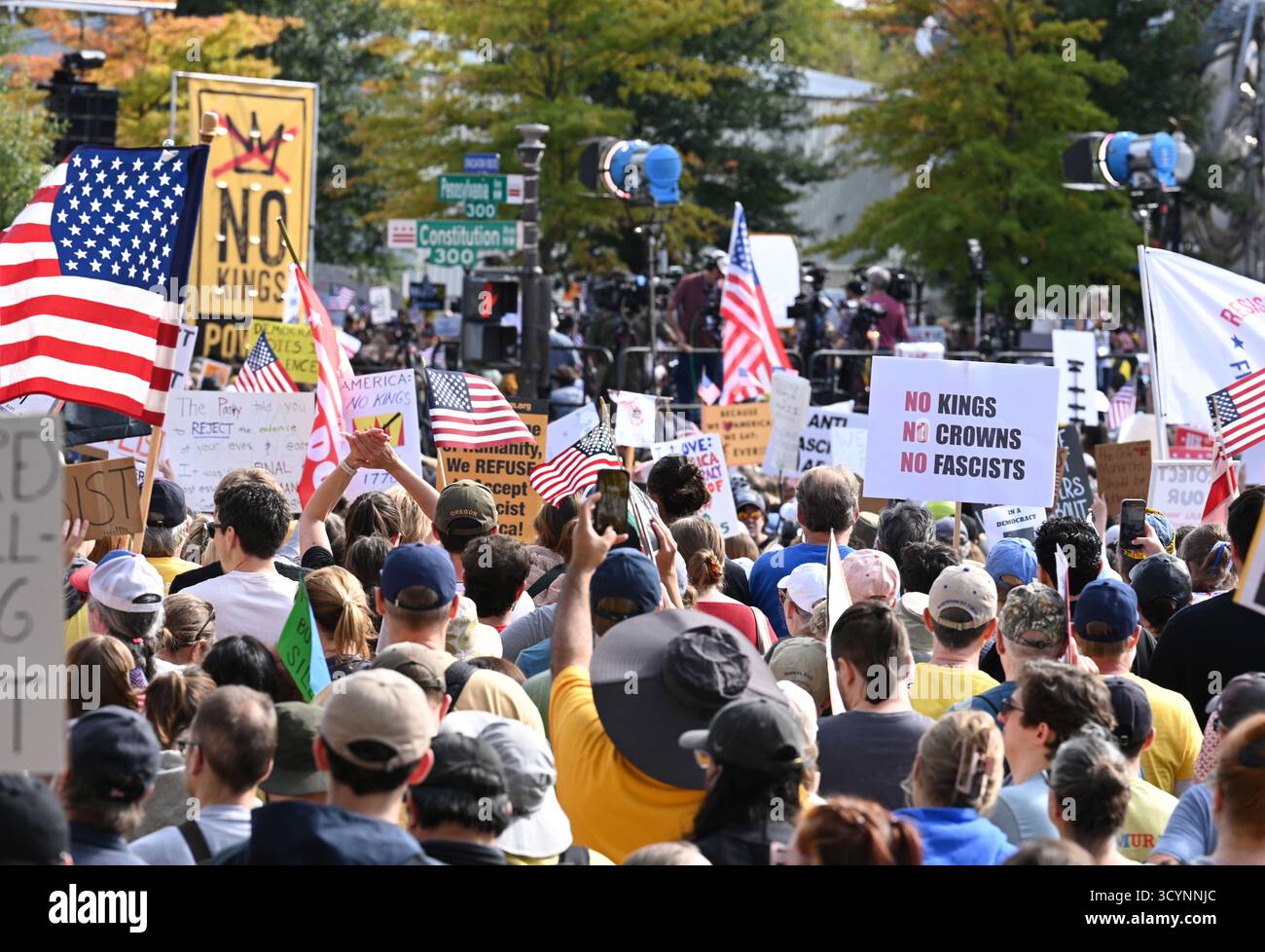 Washington, USA.18 octobre 2025. Des manifestants arborant des pancartes et des drapeaux descendent dans les rues lors d'un rassemblement national « No Kings » contre l'administration du président Donald Trump le 18 octobre 2025 à Washington DC. Crédit : Chen Mengtong/China News Service/Alamy Live News Banque D'Images