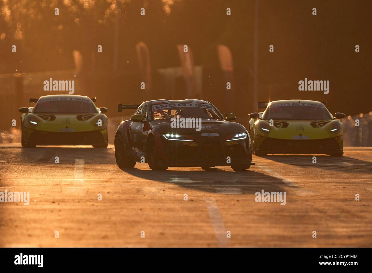 Beijing, Chine.19th octobre 2025. Les pilotes ont participé à la deuxième phase de la course principale GT4 (SRO GT Cup), le 19 octobre 2025. Ce jour-là, la station GT World Challenge Beijing Yizhuang s’est achevée dans la région du lac Tongming de la zone de développement économique et technologique de Beijing (Beijing Yizhuang). Tout au long de l'événement, près de 40 voitures de course ont livré un spectacle de vitesse urbaine passionnant pour les fans. Crédit : Jiang Qiming/China News Service/Alamy Live News Banque D'Images