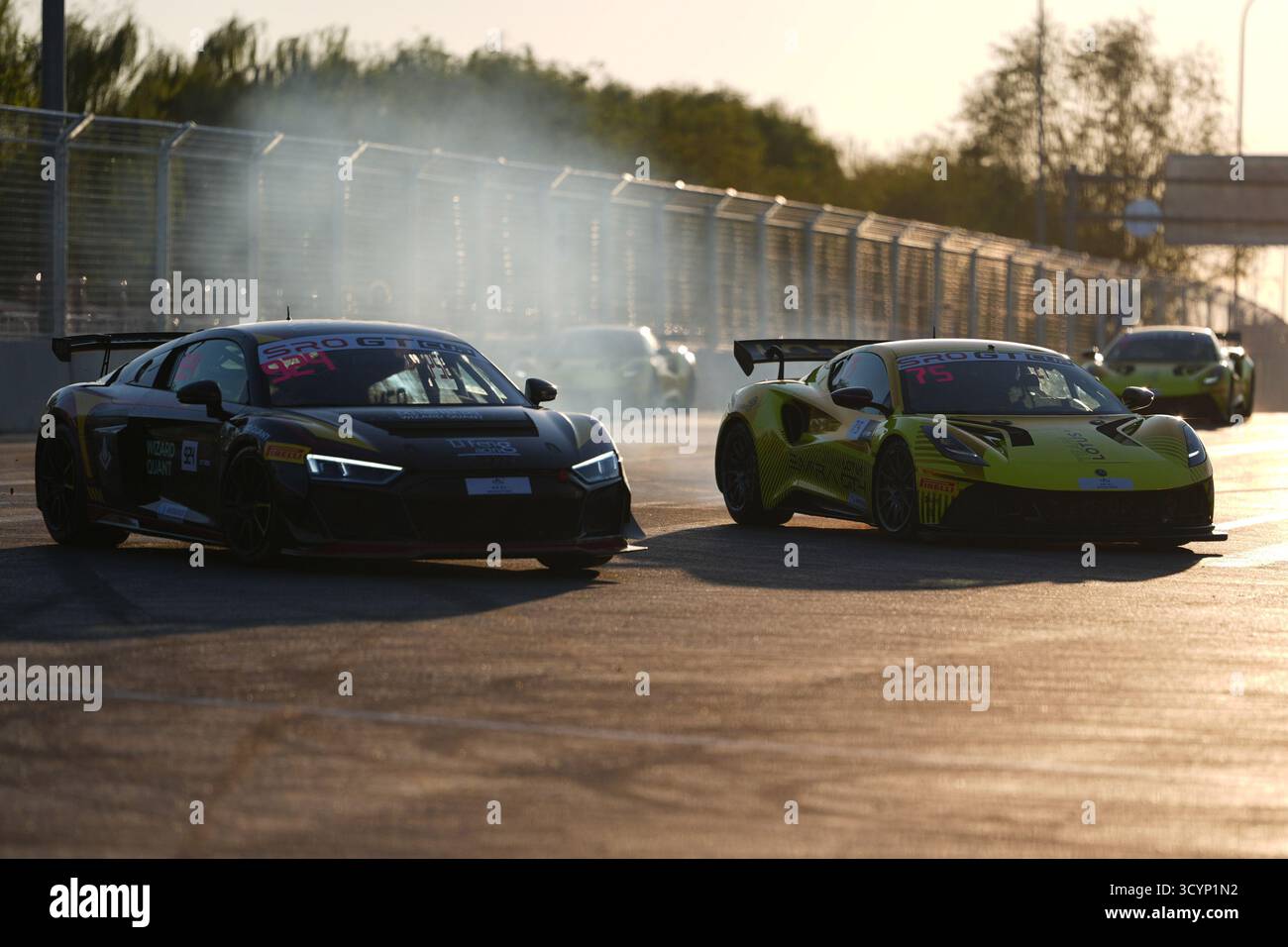 Beijing, Chine.19th octobre 2025. Les pilotes ont participé à la deuxième phase de la course principale GT4 (SRO GT Cup), le 19 octobre 2025. Ce jour-là, la station GT World Challenge Beijing Yizhuang s’est achevée dans la région du lac Tongming de la zone de développement économique et technologique de Beijing (Beijing Yizhuang). Tout au long de l'événement, près de 40 voitures de course ont livré un spectacle de vitesse urbaine passionnant pour les fans. Crédit : Jiang Qiming/China News Service/Alamy Live News Banque D'Images