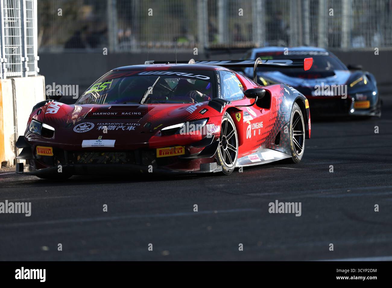 La voiture No 55 (à gauche) pilotée par les pilotes chinois Zhang Yaqi et Ye Yifei de l'équipe Winhere-Harmony Racing a remporté la victoire dans cette manche de la compétition.​ Beijing, Chine.19 octobre 2025. La station GT World Challenge Beijing Yizhuang s'est achevée dans la zone de développement économique et technologique de Beijing (Beijing Yizhuang) le 19 octobre 2025. Dans la catégorie GT3 (GT World Challenge Asia Cup), le pilote chinois Zhang Yaqi et Ye Yifei du team Winhere-Harmony Racing, pilotant la voiture No. 55 (en tête), a remporté la victoire dans cette manche de la compétition. Crédit : Futian/China News Service Banque D'Images