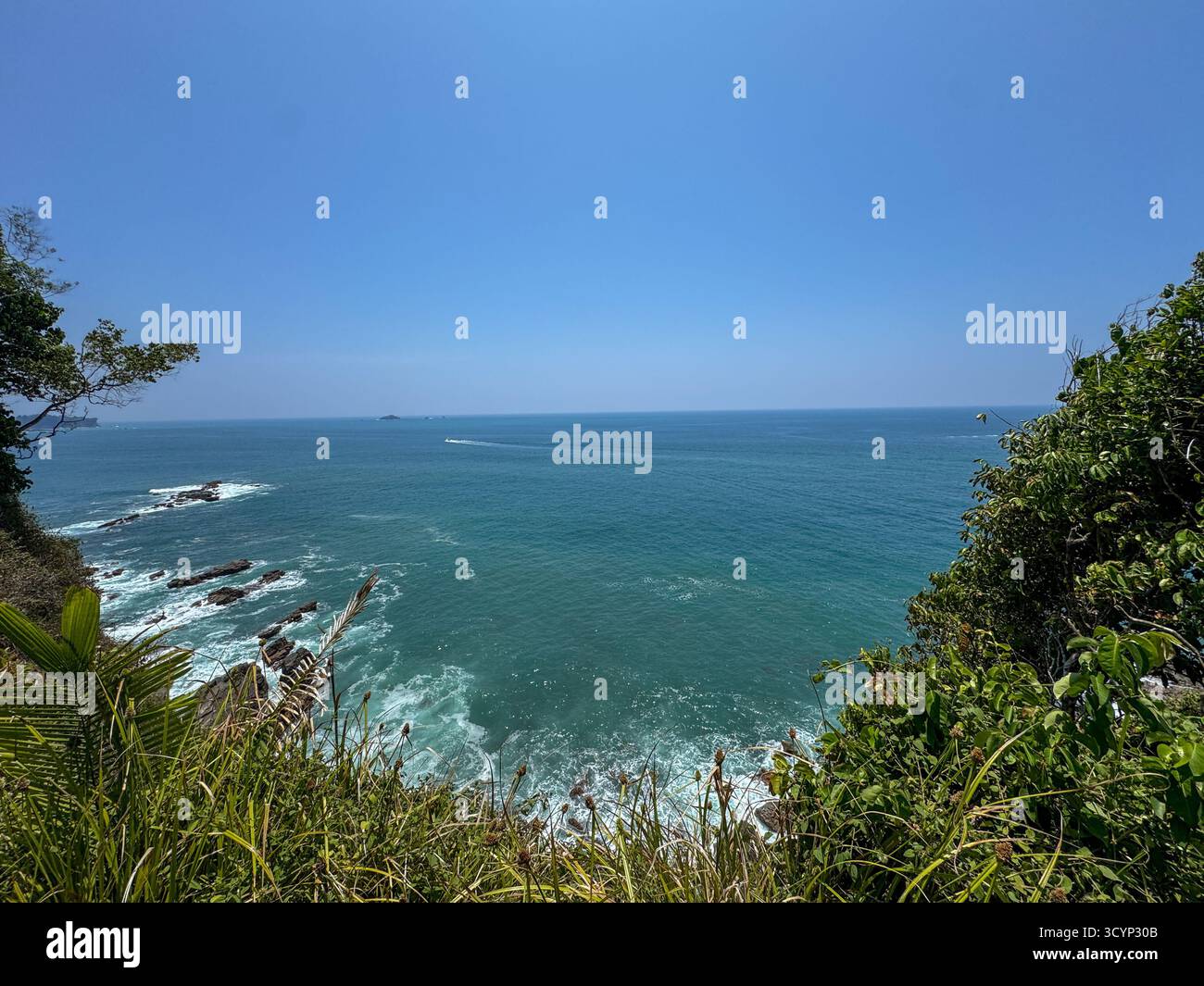 Vue panoramique sur la côte bordée de forêts et l'eau Turquoise dans le parc national Manuel Antonio, Costa Rica - Image de stock capturée avec un smartphone