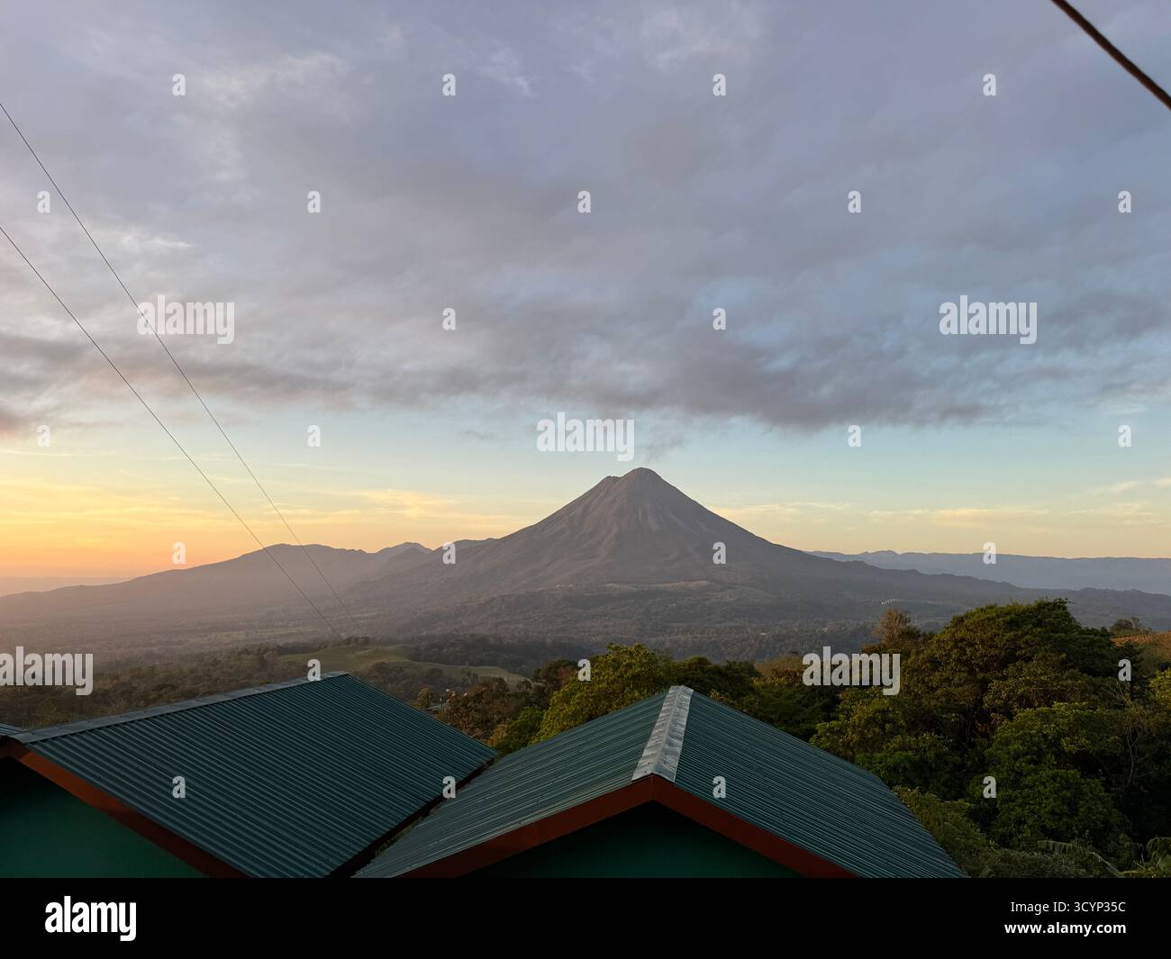 Le majestueux volcan Arenal s'élève au-dessus du paysage luxuriant du Costa Rica - Image de stock capturée avec un smartphone
