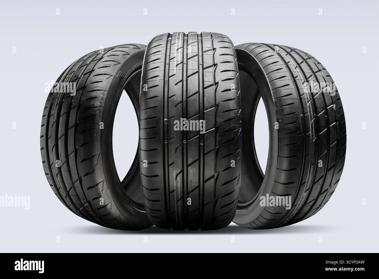 Trois pneus d'été à profil bas et dessins de bande de roulement distincts sont affichés sur fond blanc, soulignant leur aptitude à la sport Banque D'Images
