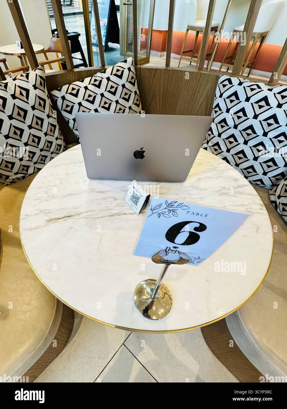 Bureau mobile Dubaï attendant le café à la table du café Banque D'Images