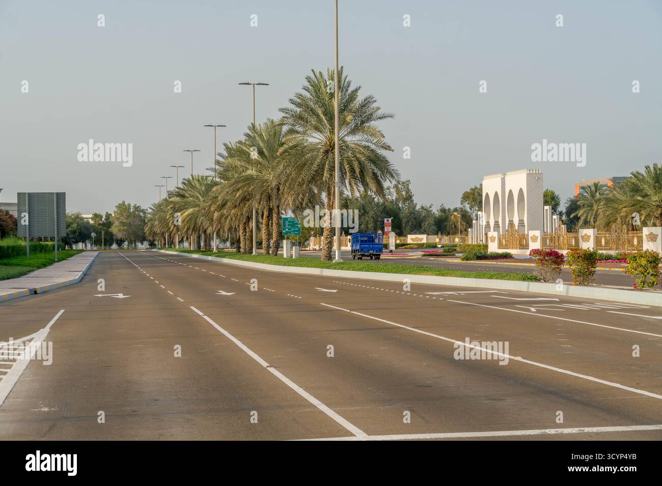 Vue sur la rue de la ville d'Abu Dhabi aux Émirats arabes Unis. Banque D'Images