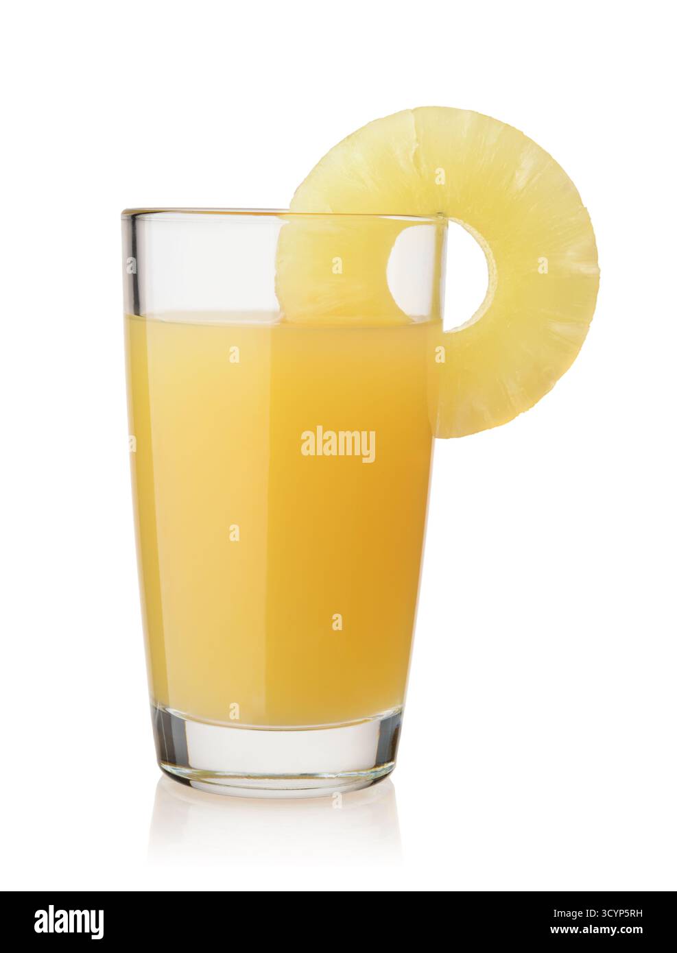Verre de jus d'ananas avec tranche d'ananas isolé sur blanc Banque D'Images