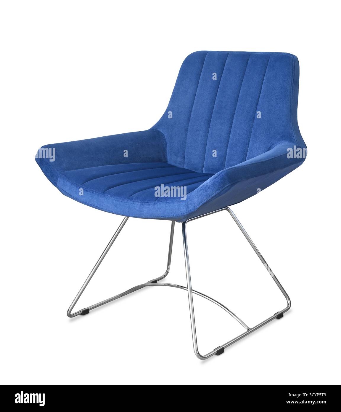 Fauteuil en velours moderne bleu isolé sur blanc Banque D'Images