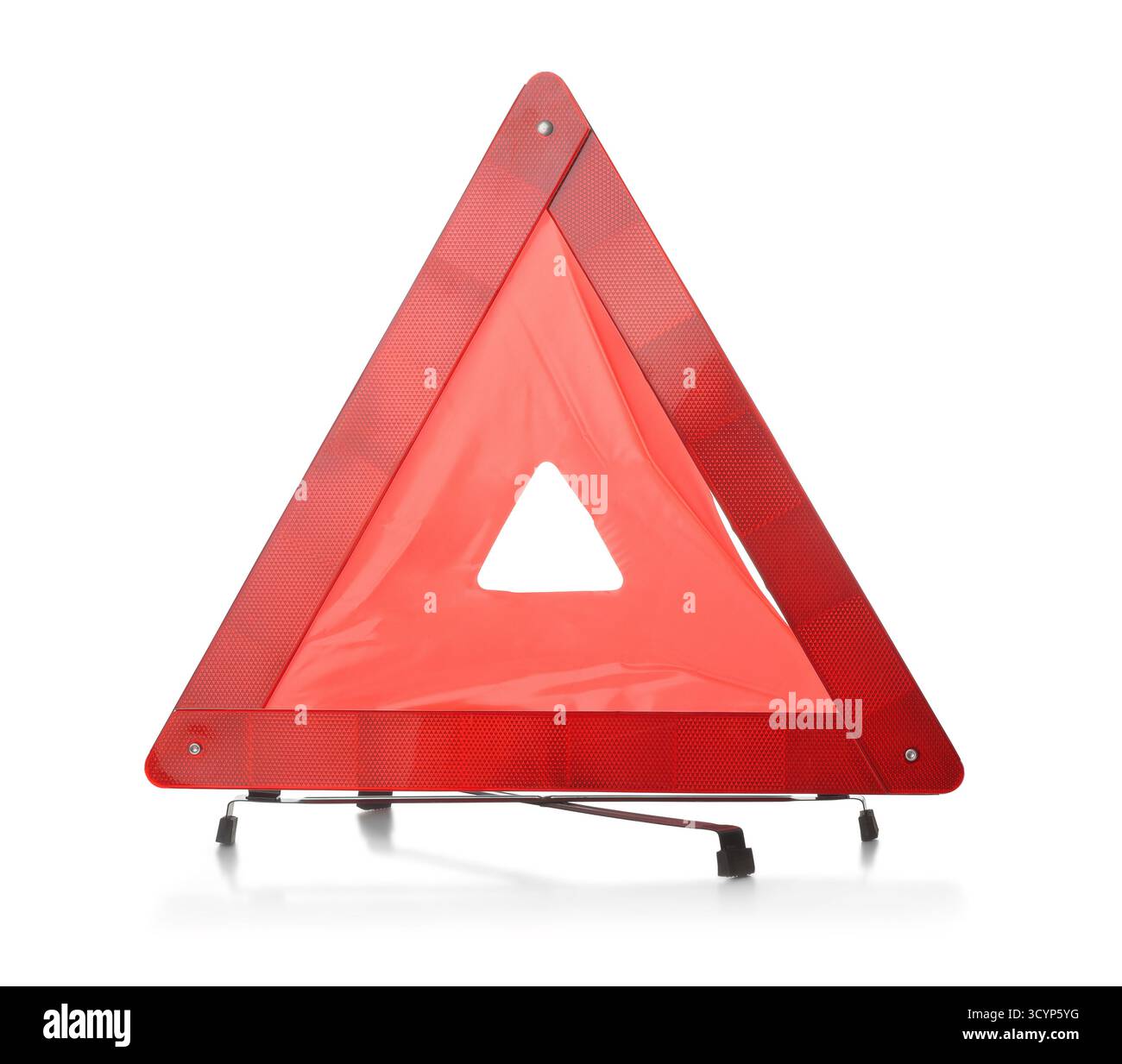 Vue avant du triangle rouge réfléchissant d'avertissement de trafic isolé sur blanc Banque D'Images