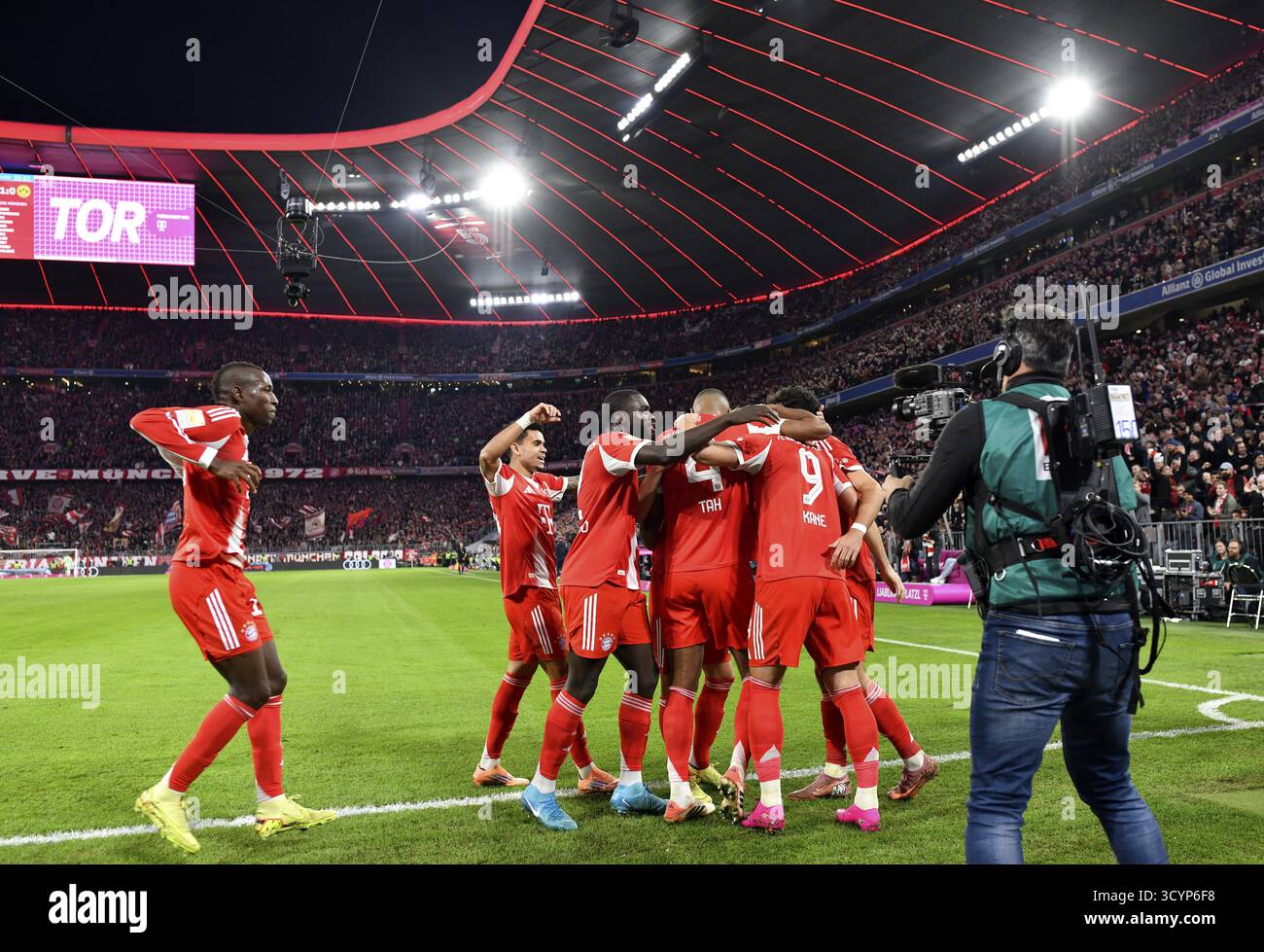 Acclamations Harry Kane FC Bayern Munich FCB (09) Luis Diaz FC Bayern Munich FCB (14) Jonathan Tah FC Bayern Munich FCB (04) Nicolas Jackson FC Bayern Banque D'Images Acclamations Harry Kane FC Bayern Munich FCB (09) Luis Diaz FC Bayern Munich FCB (14) Jonathan Tah FC Bayern Munich FCB (04) Nicolas Jackson FC Bayern Banque D'Images