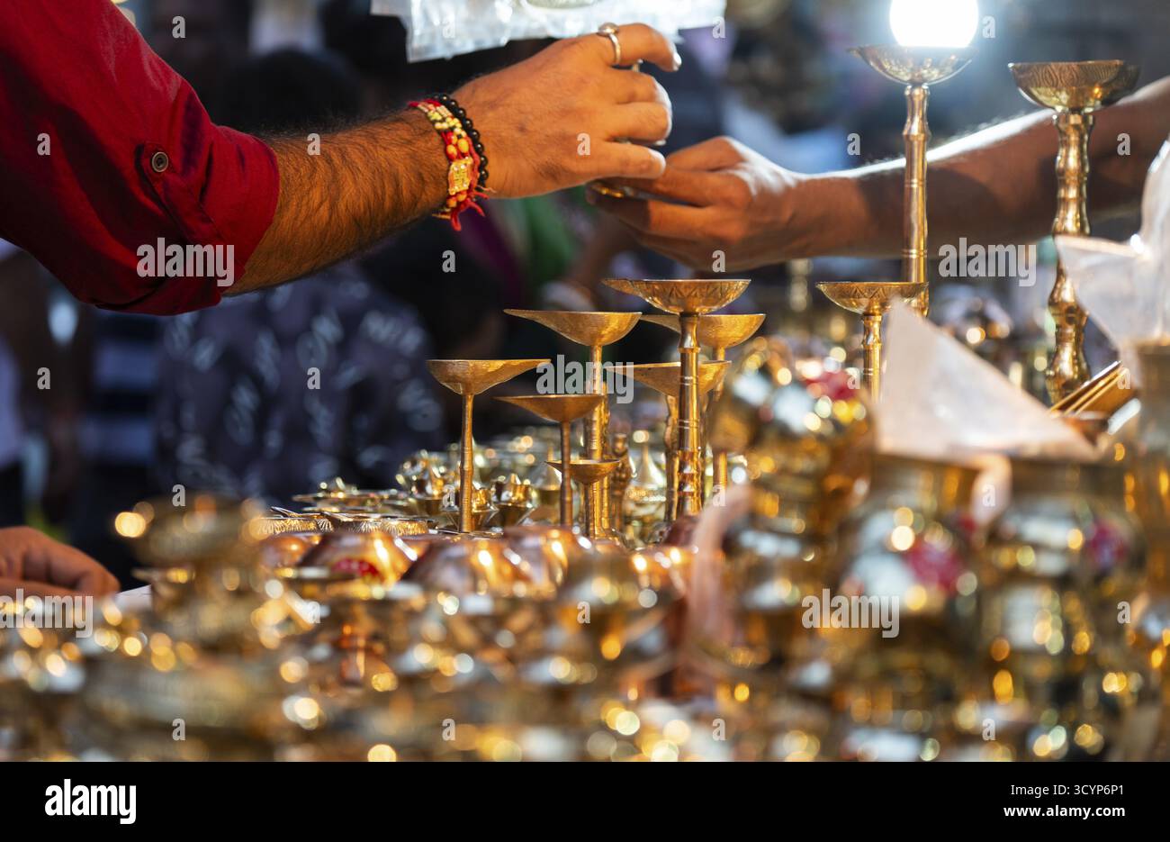 Le 18 octobre 2025, les gens achètent du bronze et d'autres objets métalliques sur un stand en bordure de route à Dhanteras, à Guwahati, Assam, Inde. Sur Dhanteras, les gens trad Banque D'Images Le 18 octobre 2025, les gens achètent du bronze et d'autres objets métalliques sur un stand en bordure de route à Dhanteras, à Guwahati, Assam, Inde. Sur Dhanteras, les gens trad Banque D'Images