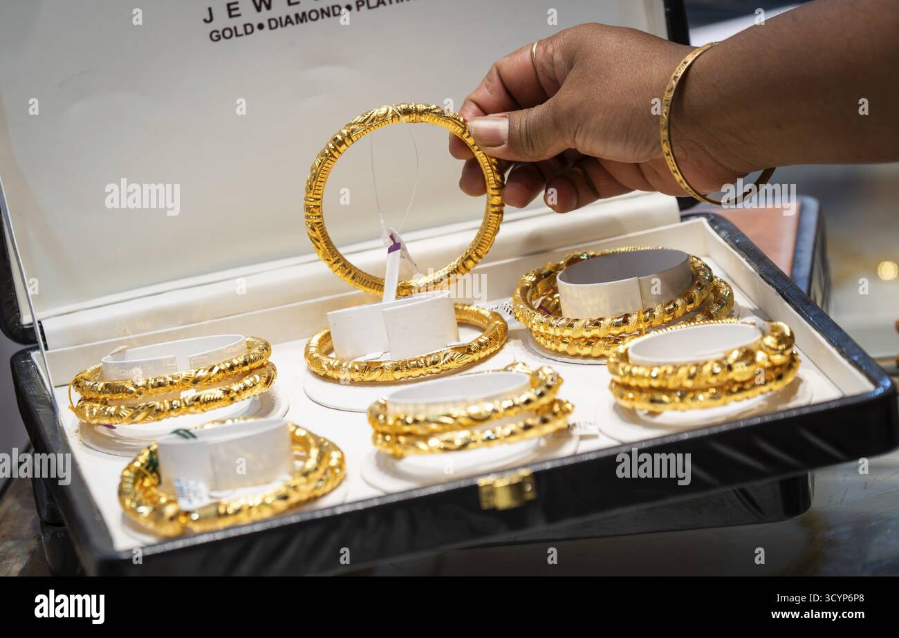 Les clients achètent des bijoux en or dans un magasin à l'occasion du festival de Dhanteras, à Guwahati, Assam, Inde, le 18 octobre 2025. Les gens se précipitent Banque D'Images Les clients achètent des bijoux en or dans un magasin à l'occasion du festival de Dhanteras, à Guwahati, Assam, Inde, le 18 octobre 2025. Les gens se précipitent Banque D'Images