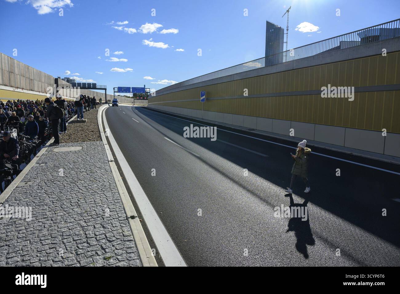 Un jeune court sur l’A100 bloquée lors d’une démonstration sur la 16ème phase de construction de l’A100. Berlin, 18.10.2025 Banque D'Images Un jeune court sur l’A100 bloquée lors d’une démonstration sur la 16ème phase de construction de l’A100. Berlin, 18.10.2025 Banque D'Images
