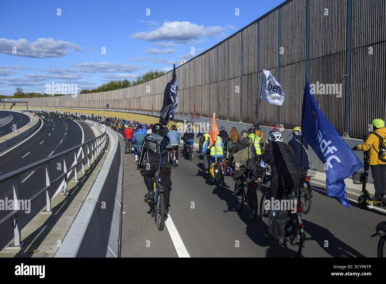 Cyclistes en route vers la 16ème phase de construction de l'A100. Drapeaux d'adfc et respect cyclistes et Xberg climatiquement neutre, Berlin, 18.10.2025 Banque D'Images Cyclistes en route vers la 16ème phase de construction de l'A100. Drapeaux d'adfc et respect cyclistes et Xberg climatiquement neutre, Berlin, 18.10.2025 Banque D'Images