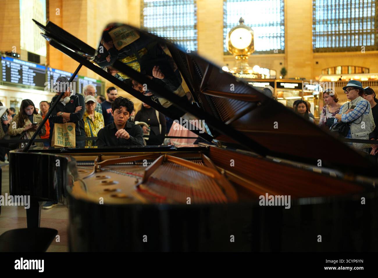 New York, USA.19th octobre 2025. Le projet artistique 'Dear New York' s'est tenu au Grand Central terminal à New York, présentant des milliers de portraits et d'histoires de New-Yorkais à travers des images physiques et des projections, le 19 octobre 2025, heure locale. Crédit : Liao Pan/China News Service/Alamy Live News Banque D'Images