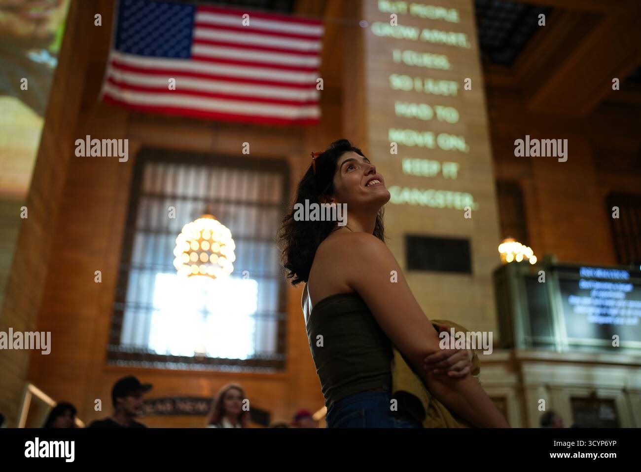 New York, USA.19th octobre 2025. Le projet artistique 'Dear New York' s'est tenu au Grand Central terminal à New York, présentant des milliers de portraits et d'histoires de New-Yorkais à travers des images physiques et des projections, le 19 octobre 2025, heure locale. Crédit : Liao Pan/China News Service/Alamy Live News Banque D'Images