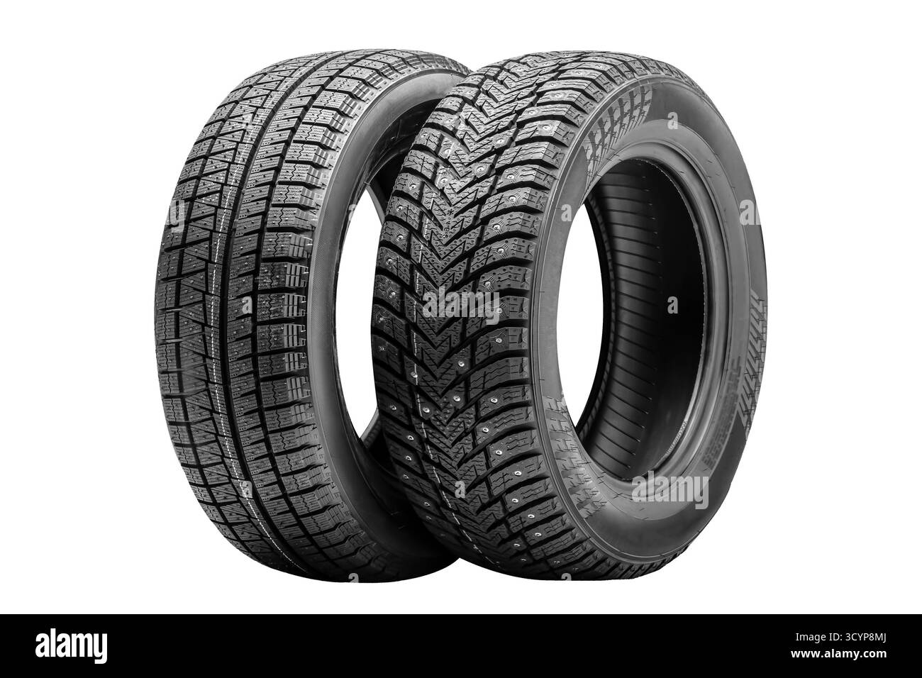 Les pneus d'hiver offrent une traction et une maîtrise accrues pour la conduite sur chaussée enneigée ou glacée. Ce visuel présente deux pneus avec des sculptures distinctes Banque D'Images