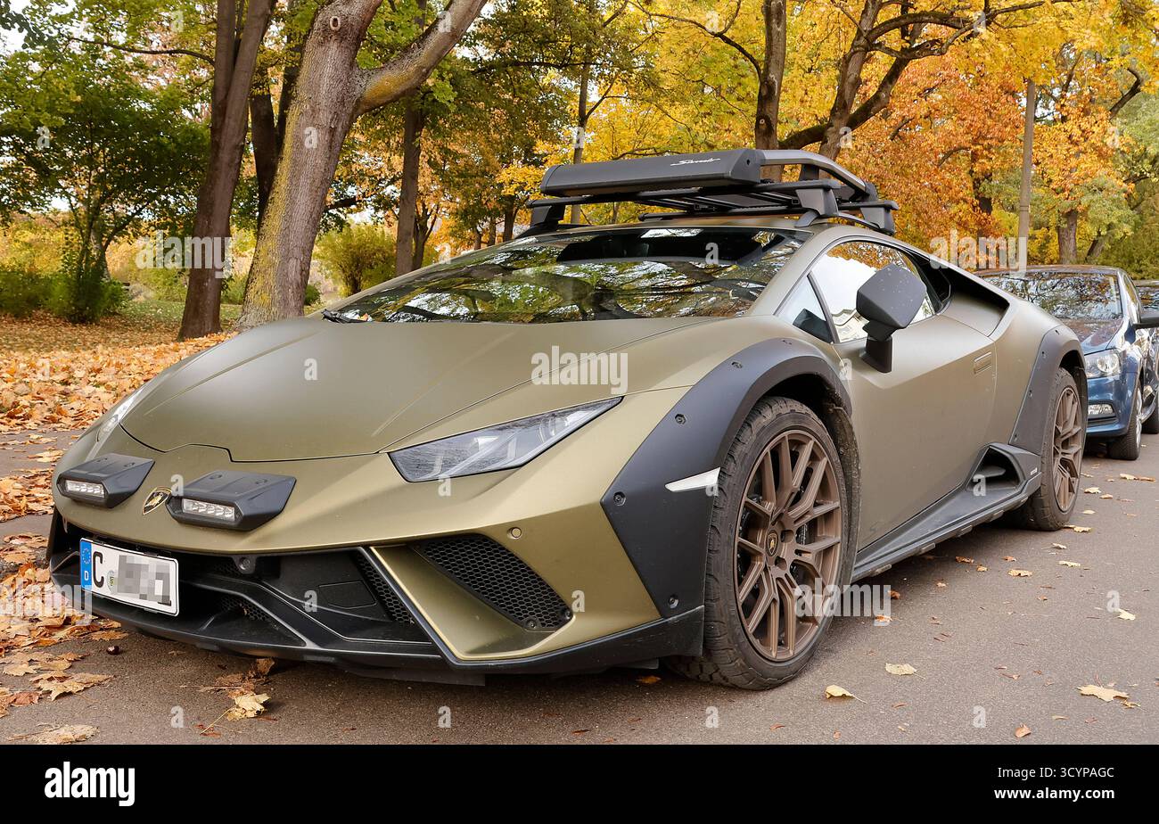 lamborghini huracan sterrato 19.10.2025, Chemnitz, Schloßteich, Promenadenstraße, Chemnitz scheint doch eine Stadt der Reichen und Schönen zu sein. IM bunten Herbstlaub am Straßenrand ein Lamborghini Huracan Sterrato, ein Traum für jeden Autoliebhaber.Der Huracan Sterrato bietet Fahrspaß in einer neuen dimension. Er ist der erste Supersportwagen, der auch abseits des asphalts an die Grenzen geht. dafür sorgt nicht nur die spezielle version des Fahrdynamiksystems LDVI Lamborghini Dinamica Veicolo Integrata mit eigener Abstimmung der Fahrmodi Strada und SPORT, sondern auch der brandneue Fahrmodu Banque D'Images