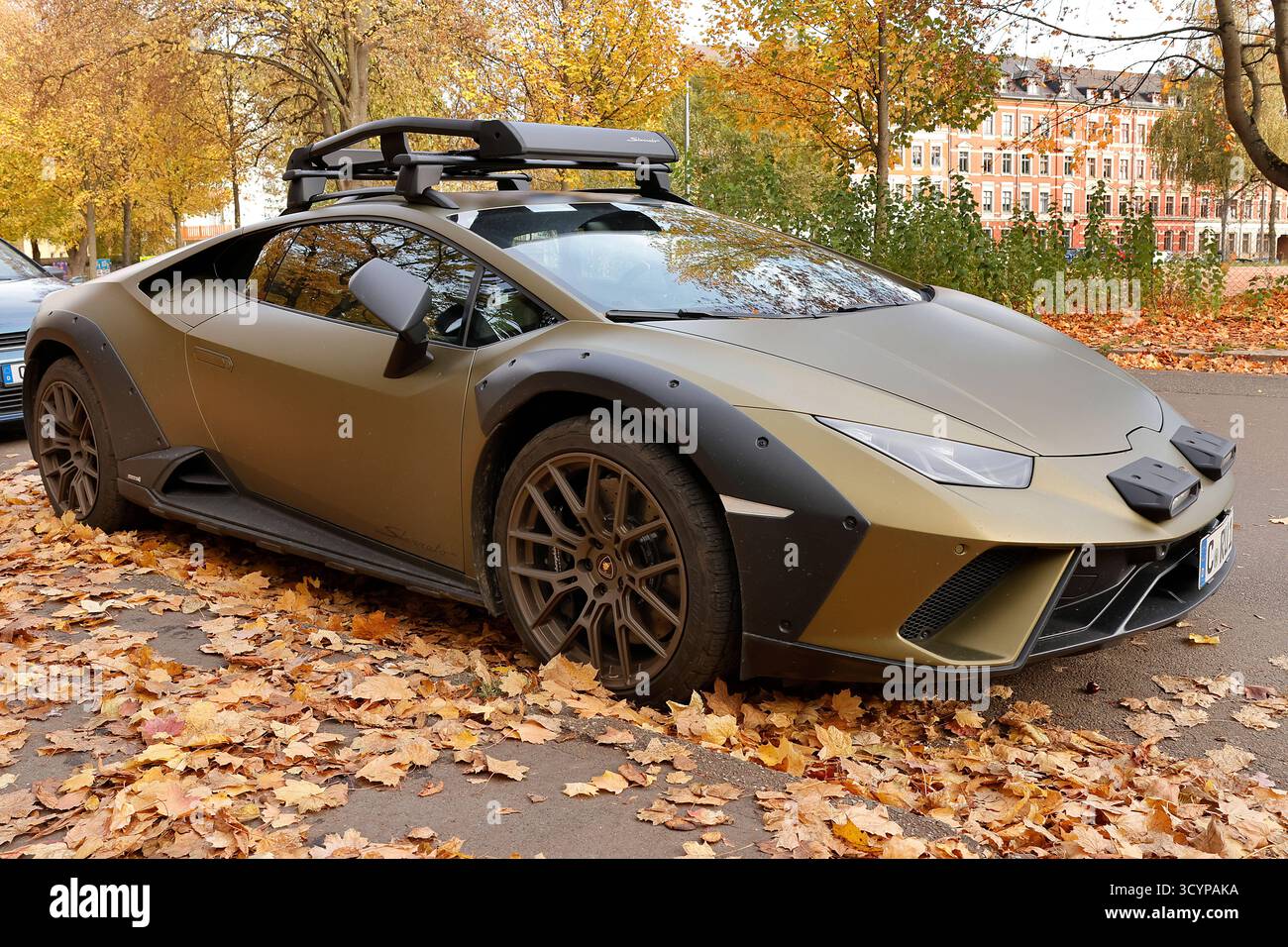 lamborghini huracan sterrato 19.10.2025, Chemnitz, Schloßteich, Promenadenstraße, Chemnitz scheint doch eine Stadt der Reichen und Schönen zu sein. IM bunten Herbstlaub am Straßenrand ein Lamborghini Huracan Sterrato, ein Traum für jeden Autoliebhaber.Der Huracan Sterrato bietet Fahrspaß in einer neuen dimension. Er ist der erste Supersportwagen, der auch abseits des asphalts an die Grenzen geht. dafür sorgt nicht nur die spezielle version des Fahrdynamiksystems LDVI Lamborghini Dinamica Veicolo Integrata mit eigener Abstimmung der Fahrmodi Strada und SPORT, sondern auch der brandneue Fahrmodu Banque D'Images