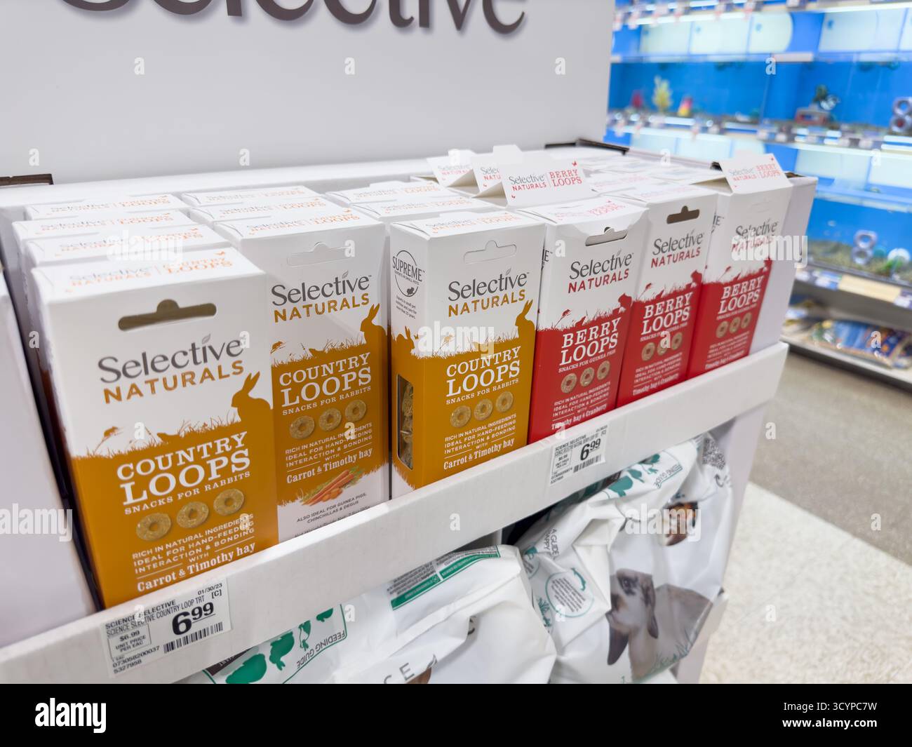Los Angeles, Californie, États-Unis - 02-01-2023 : une vue de plusieurs paquets de collations de lapin Selective Naturals Country Loops, au magasin. Banque D'Images