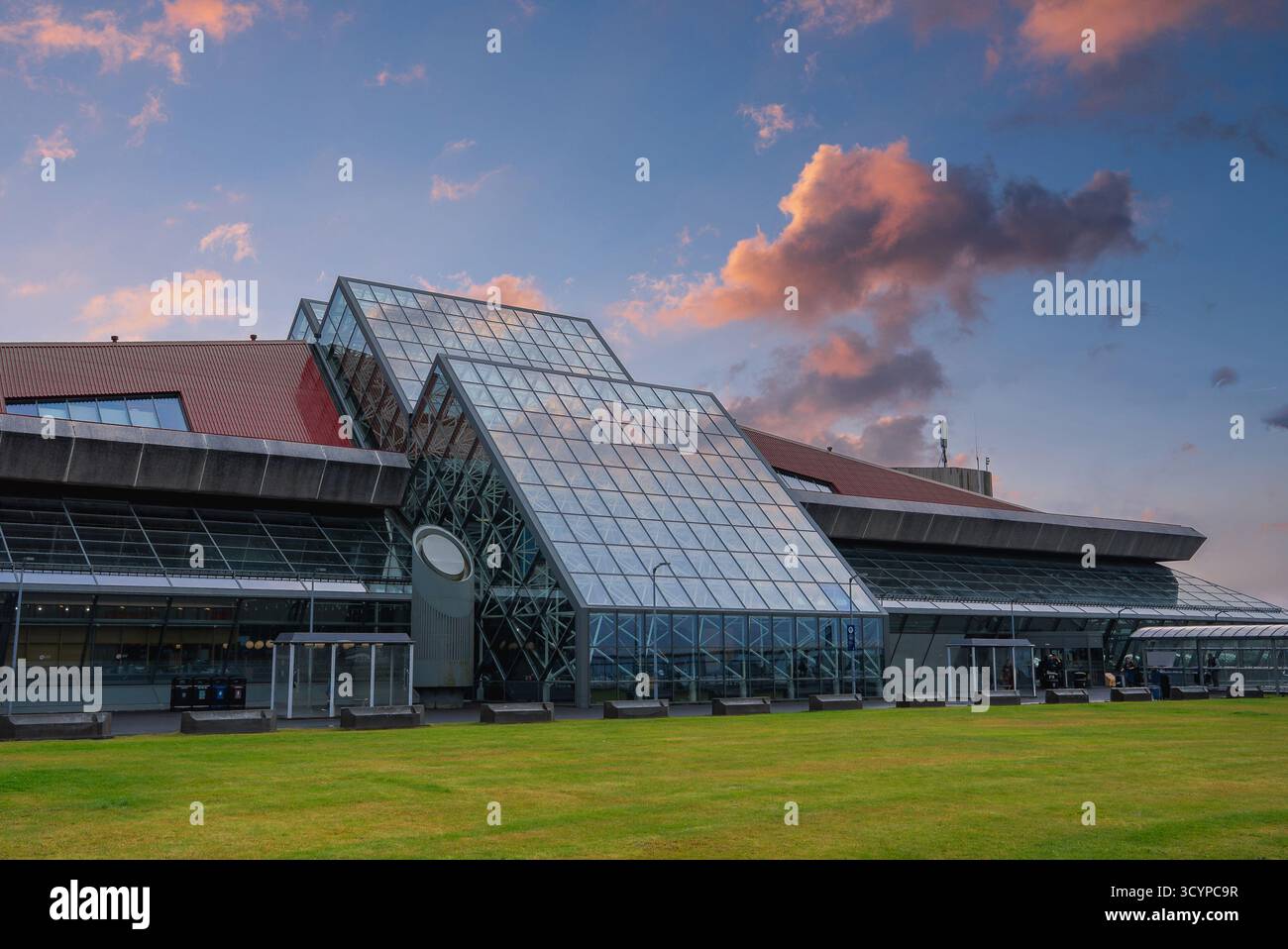 Complexe pyramidal en verre et acier sur pelouse à Reykjavik au coucher du soleil Banque D'Images