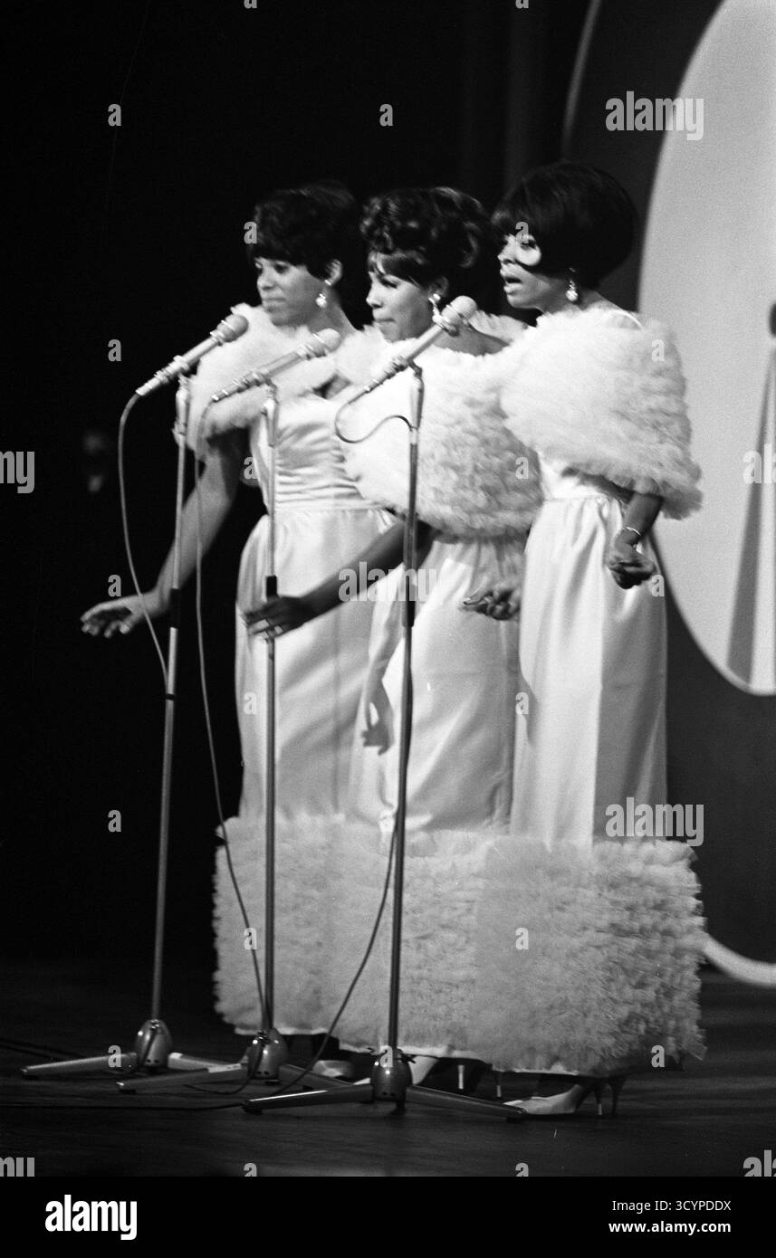 Les Supremes au Grand Gala du disque 1965 (pays-Bas, 2 octobre 1965). De gauche à droite Florence Ballard, Mary Wilson et Diana Ross. Photo par Eric Koch, Anefo Banque D'Images