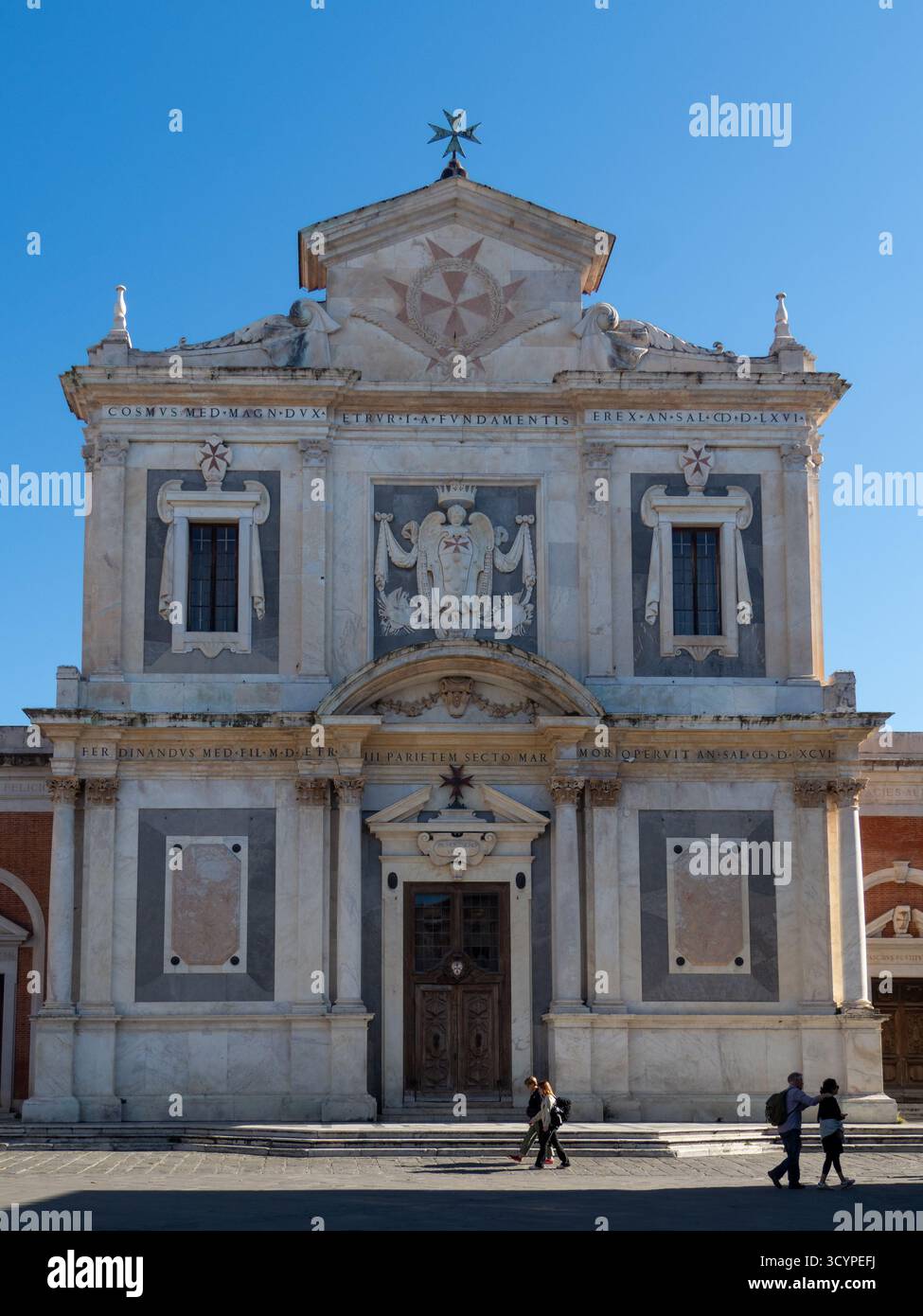 Façade de l'église Santo Stefano dei Cavalieri sur la Piazza dei Cavalieri, Pise, Toscane, Italie, avec architecture Renaissance, détails en marbre, et strol Banque D'Images