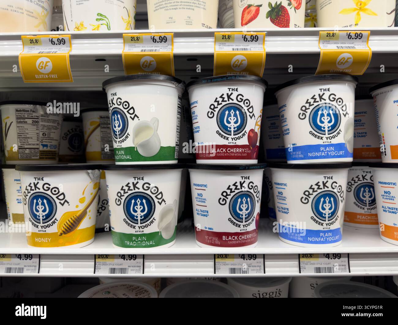 Los Angeles, Californie, États-Unis - 02-01-2023 : une vue de plusieurs contenants de yogourt grec des Dieux grecs, exposés dans une épicerie locale. Banque D'Images