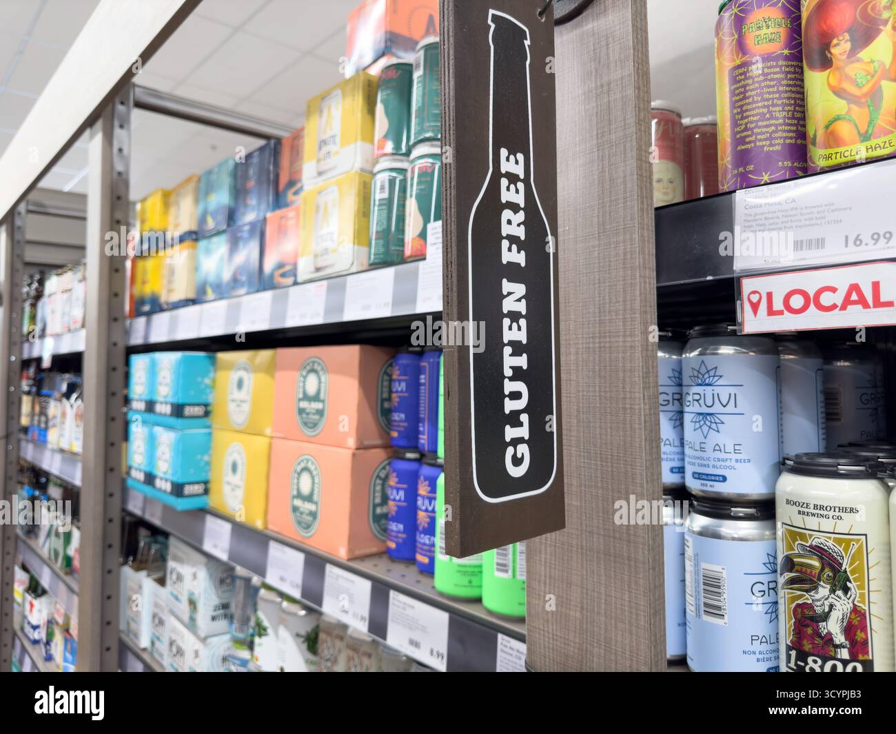 Los Angeles, Californie, États-Unis - 02-01-2023 : une vue de l'allée de la bière sans gluten d'une épicerie locale. Banque D'Images