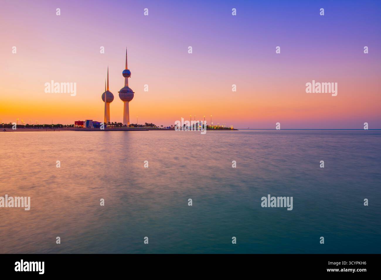 Vue sur la Skyline du Koweït - avec le monument le plus connu de Koweït City - au coucher du soleil Banque D'Images
