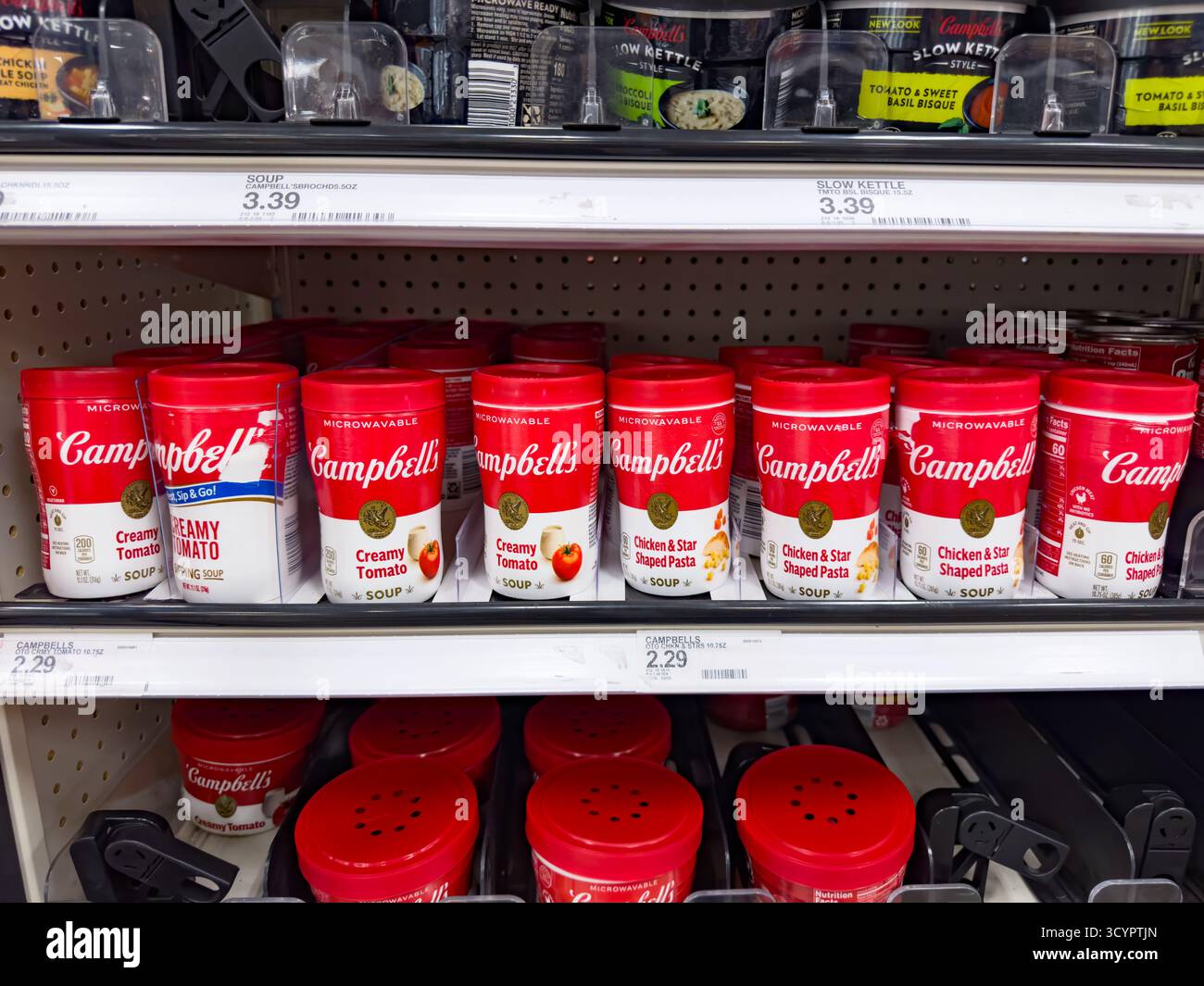 Los Angeles, Californie, États-Unis - 08-09-2020 : une vue de plusieurs boîtes de soupe Campbell, à l'épicerie. Banque D'Images