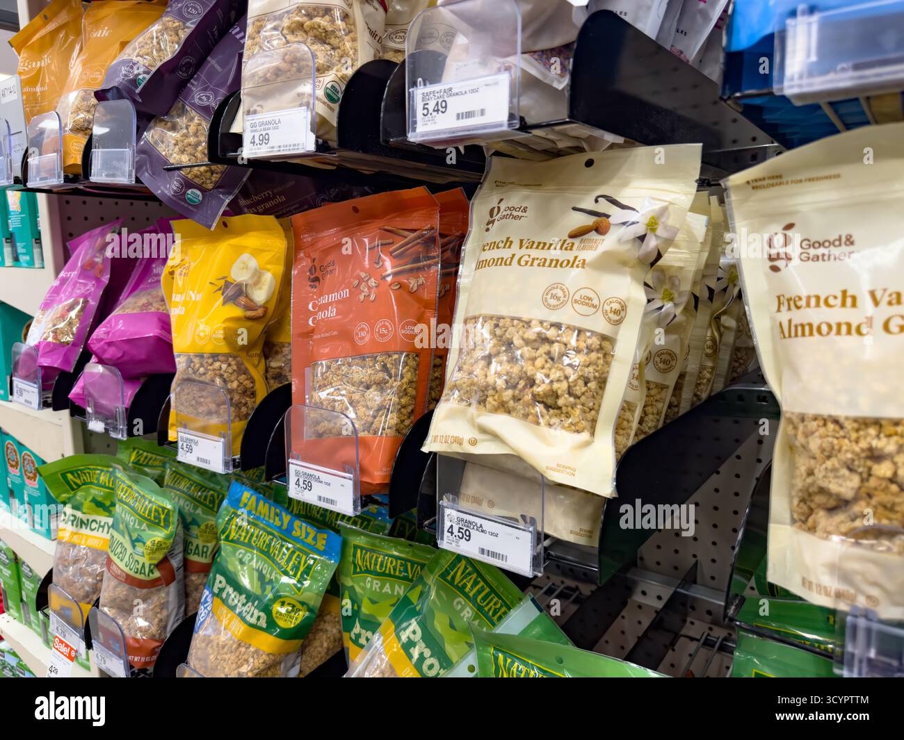 Los Angeles, Californie, États-Unis - 18-03-03 2021 : vue de plusieurs paquets de produits de céréales et de produits de la cueillette, exposés sur un stand Target local Banque D'Images