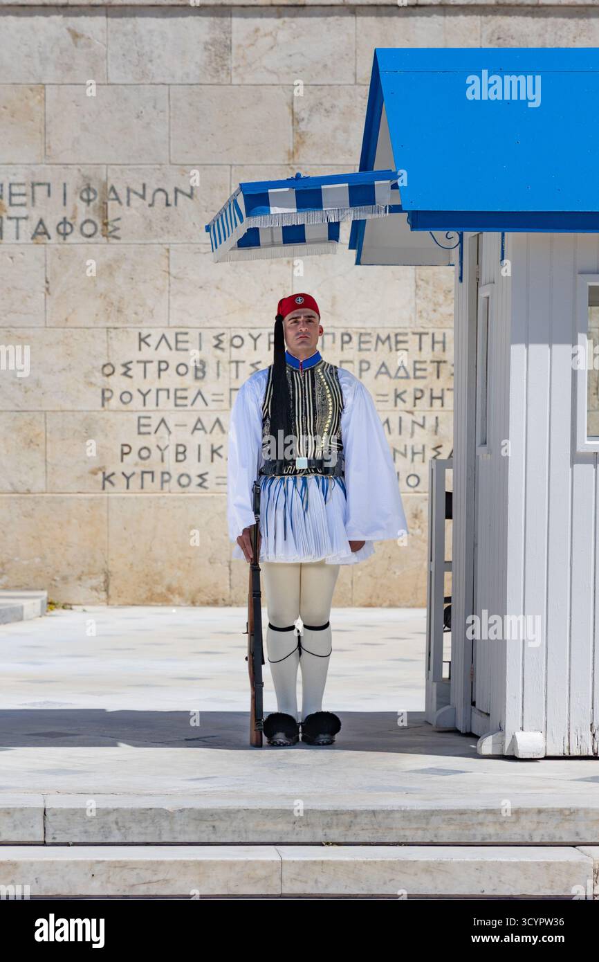 Garde grecque d'Evzone debout sur le Tombeau du soldat inconnu, Athènes Banque D'Images