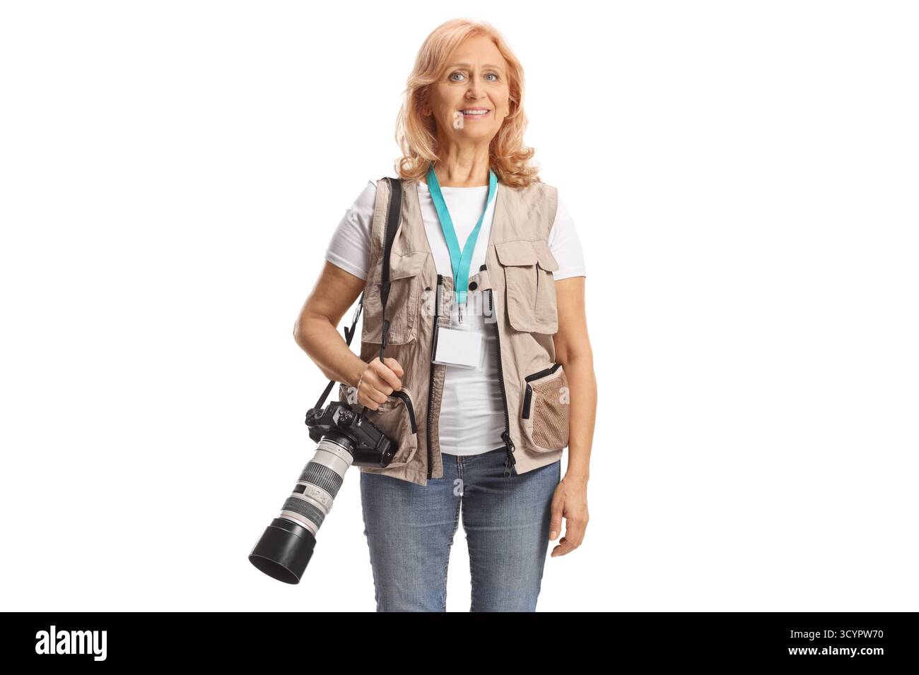 Photographe femme portant un appareil photo professionnel et souriant isolé sur fond blanc Banque D'Images