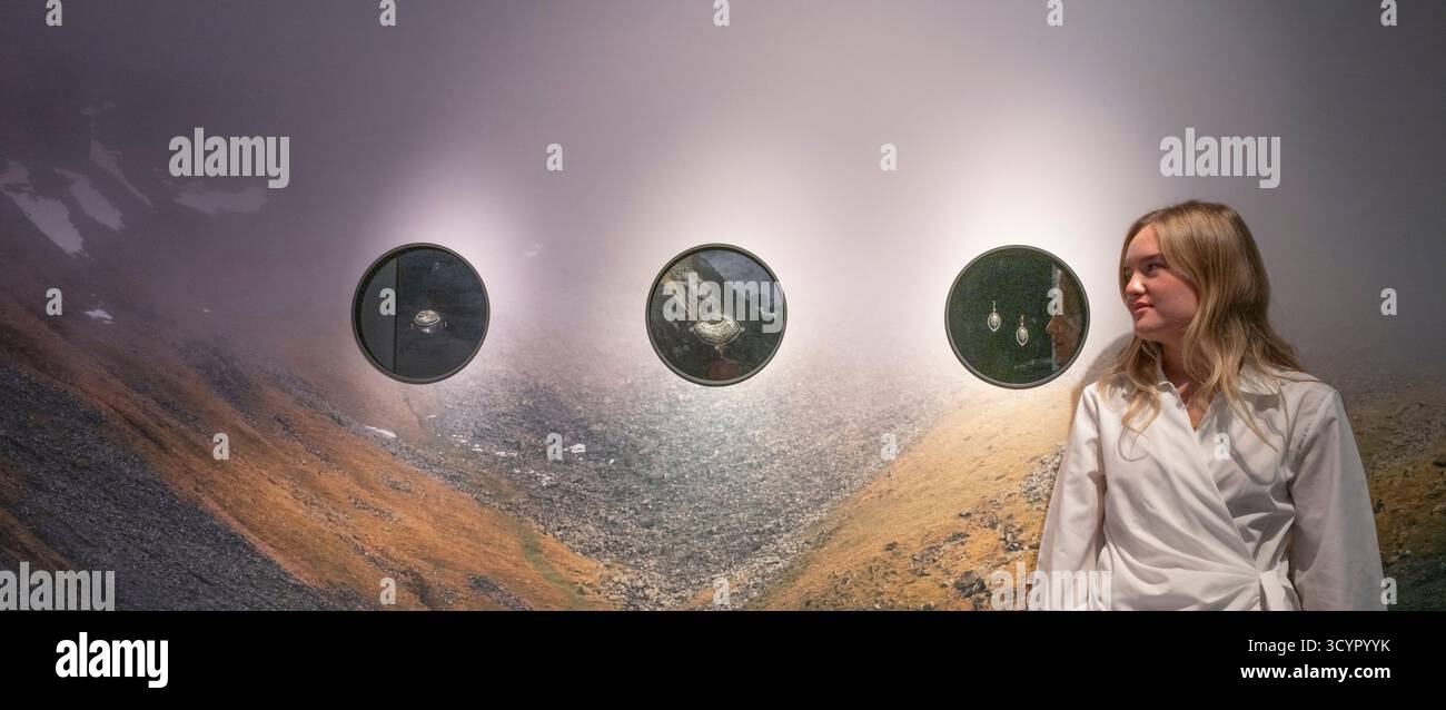 Christie's, Londres, Royaume-Uni. 20 octobre 2025. Natasha Wightman, artiste et créatrice de bijoux britannique, lance sa dernière collection, Lost Forests, chez Christie's à Londres, s'inspirant de la beauté des forêts indigènes, des paysages anciens et des côtes en constante évolution. Le bas-relief élargit les mondes miniatures des sculptures portables de Wightman à l'échelle architecturale, évoquant l'admiration qu'elle a ressentie lors de sa première rencontre avec les chênes des tourbières - un sens de quelque chose de préhistorique en cours de révélation. L'œuvre est taillée à partir de cinq planches de chêne des tourbières récupérées de la halle des Hemplands, datant de 4 800 A. Banque D'Images