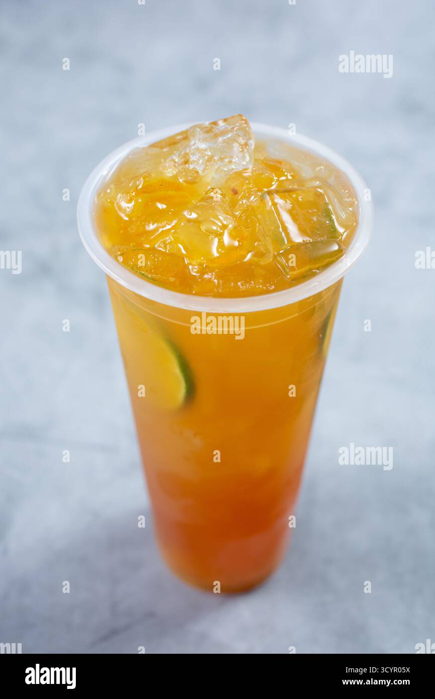 Vue sur une boisson au thé au miel et au citron vert. Banque D'Images