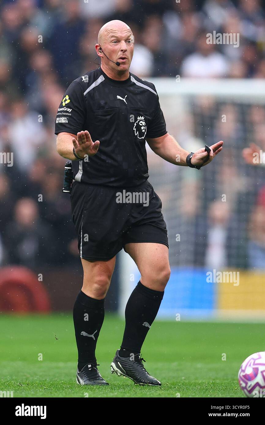 Londres, Royaume-Uni. 19 octobre 2025. Arbitre Simon Hooper lors du match de Tottenham Hotspur vs Aston Villa premier League au Tottenham Hotspur Stadium de Londres. Le crédit photo devrait se lire : Paul Terry/Sportimage crédit : Sportimage Ltd/Alamy Live News Banque D'Images
