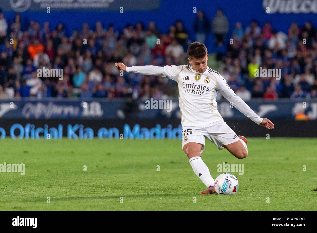 Madrid, Madrid, Espagne. 20 octobre 2025. ARDA GULER du Real Madrid CF pète le ballon pendant le match appartenant à la saison 25/26 de la Liga EA SPORT soccer ' GETAFE CF vs REAL MADRID CF '' tenu le 19 octobre 2025, au Coliseum Stadiumo, Madrid, Espagne. (Crédit image : © Oscar Manuel Sanchez/ZUMA Press Wire) USAGE ÉDITORIAL SEULEMENT ! Non destiné à UN USAGE commercial ! Banque D'Images