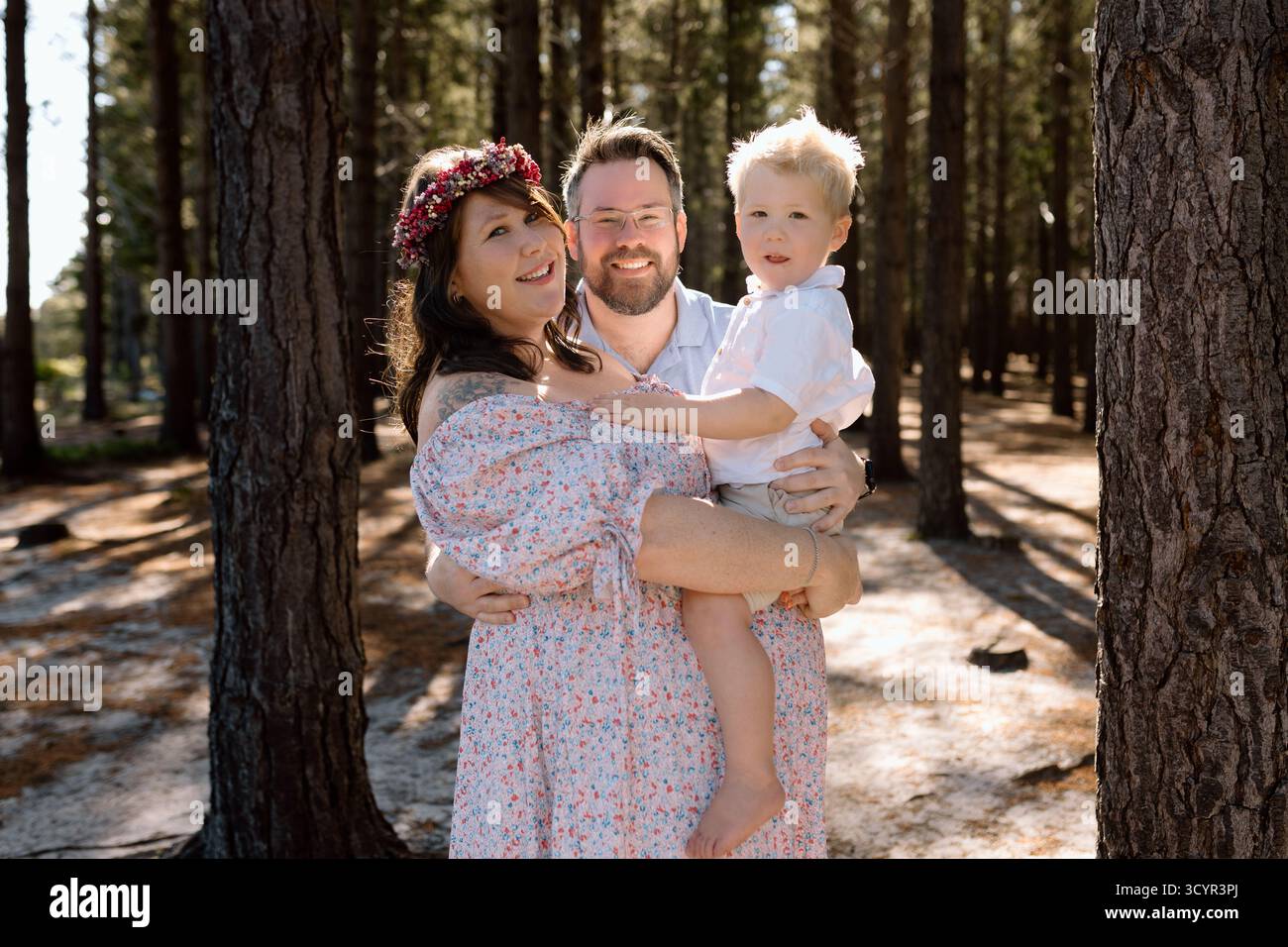Photos de maternité familiale dans une forêt Banque D'Images