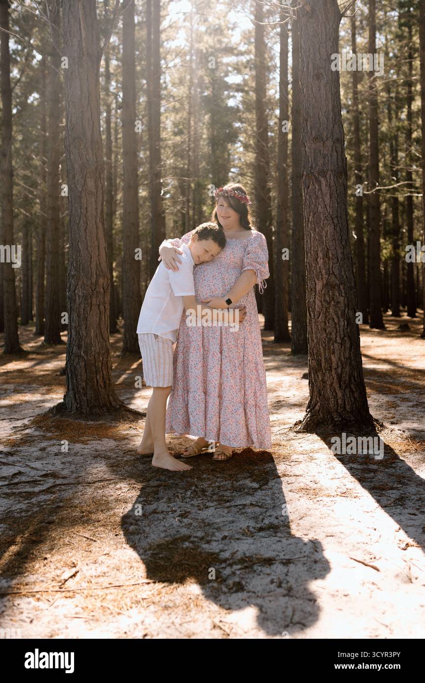Photos de maternité familiale dans une forêt Banque D'Images