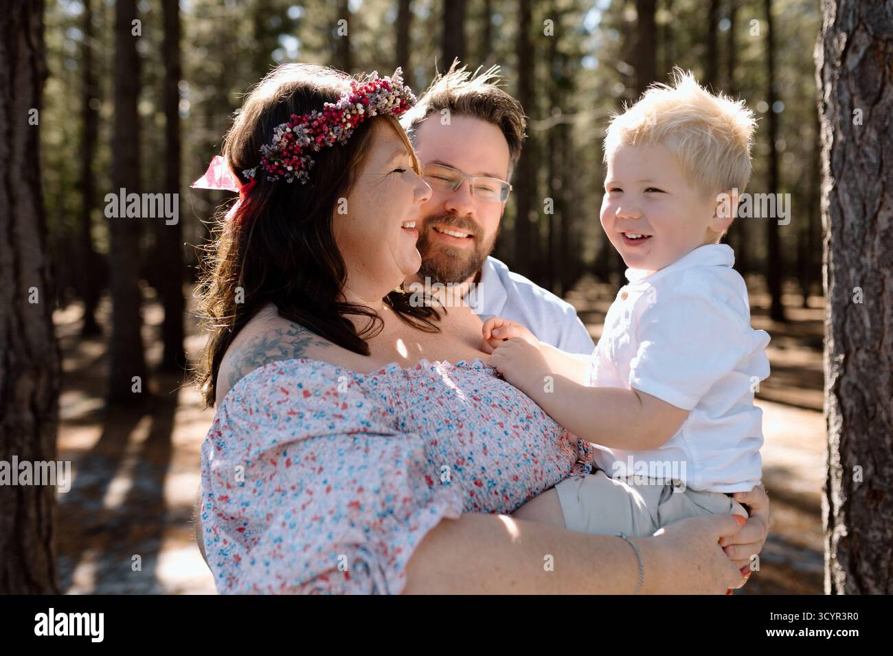 Photos de maternité familiale dans une forêt Banque D'Images
