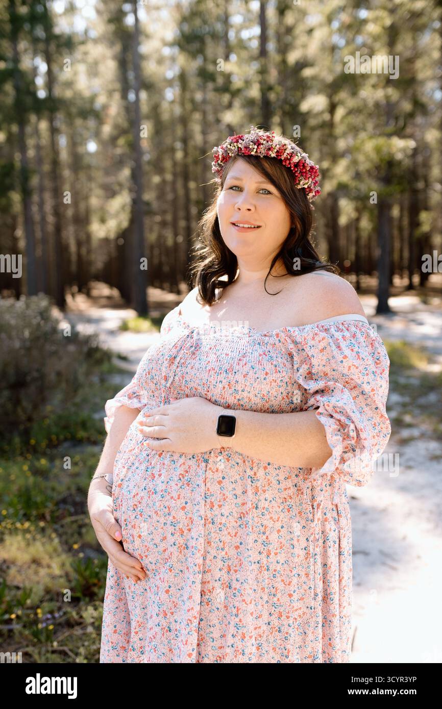 Photos de maternité familiale dans une forêt Banque D'Images