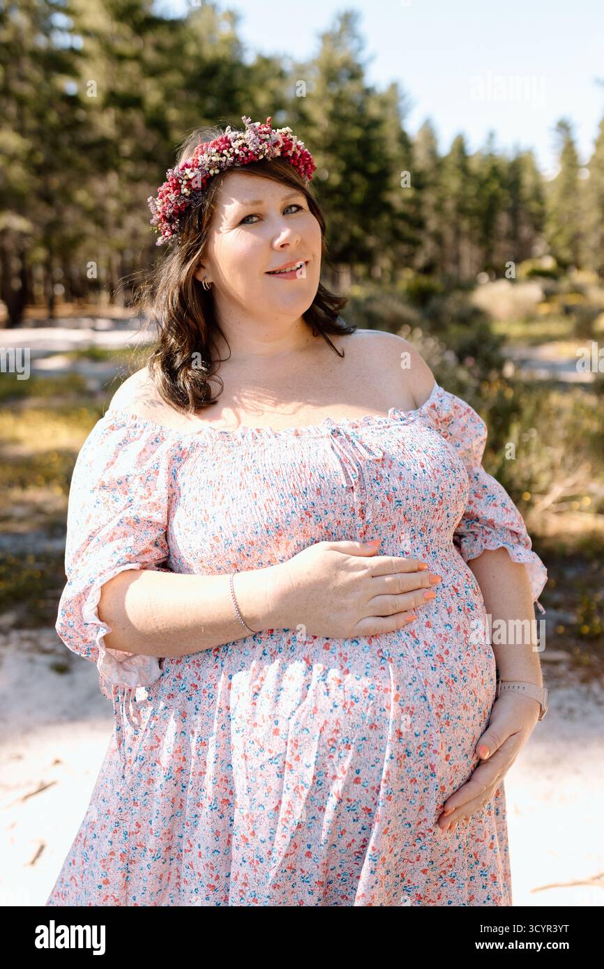 Photos de maternité familiale dans une forêt Banque D'Images