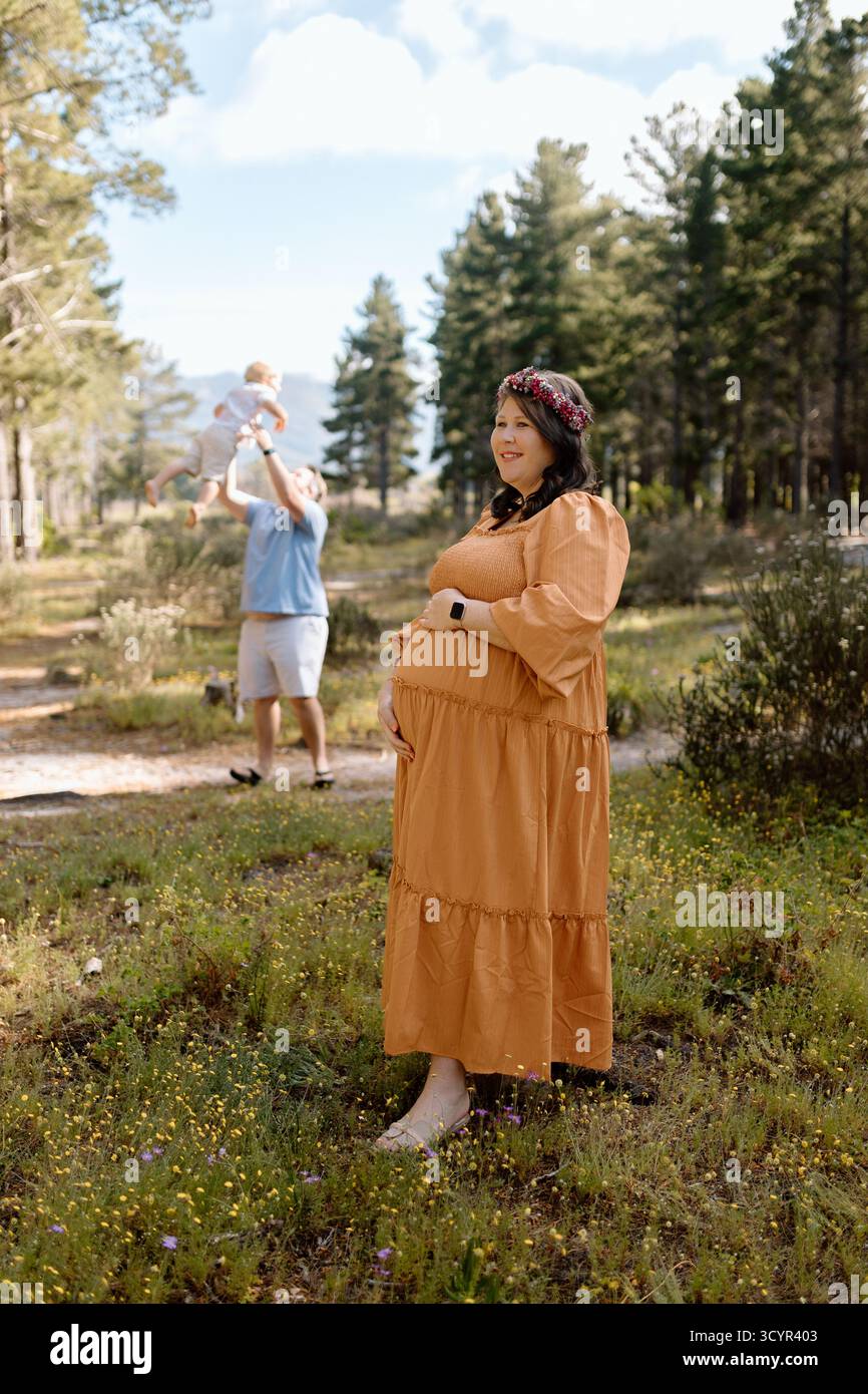 Photos de maternité familiale dans une forêt Banque D'Images