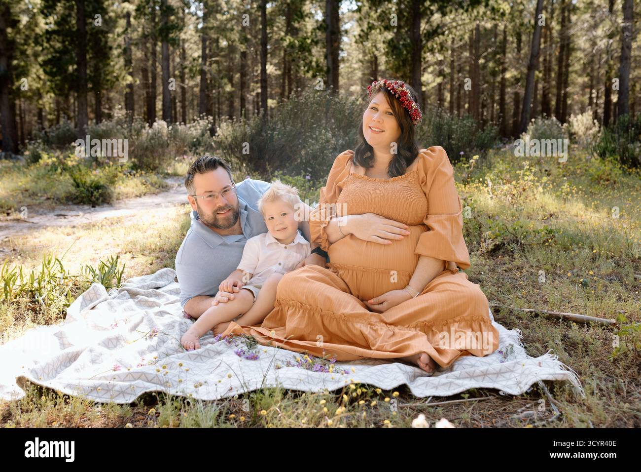 Photos de maternité familiale dans une forêt Banque D'Images