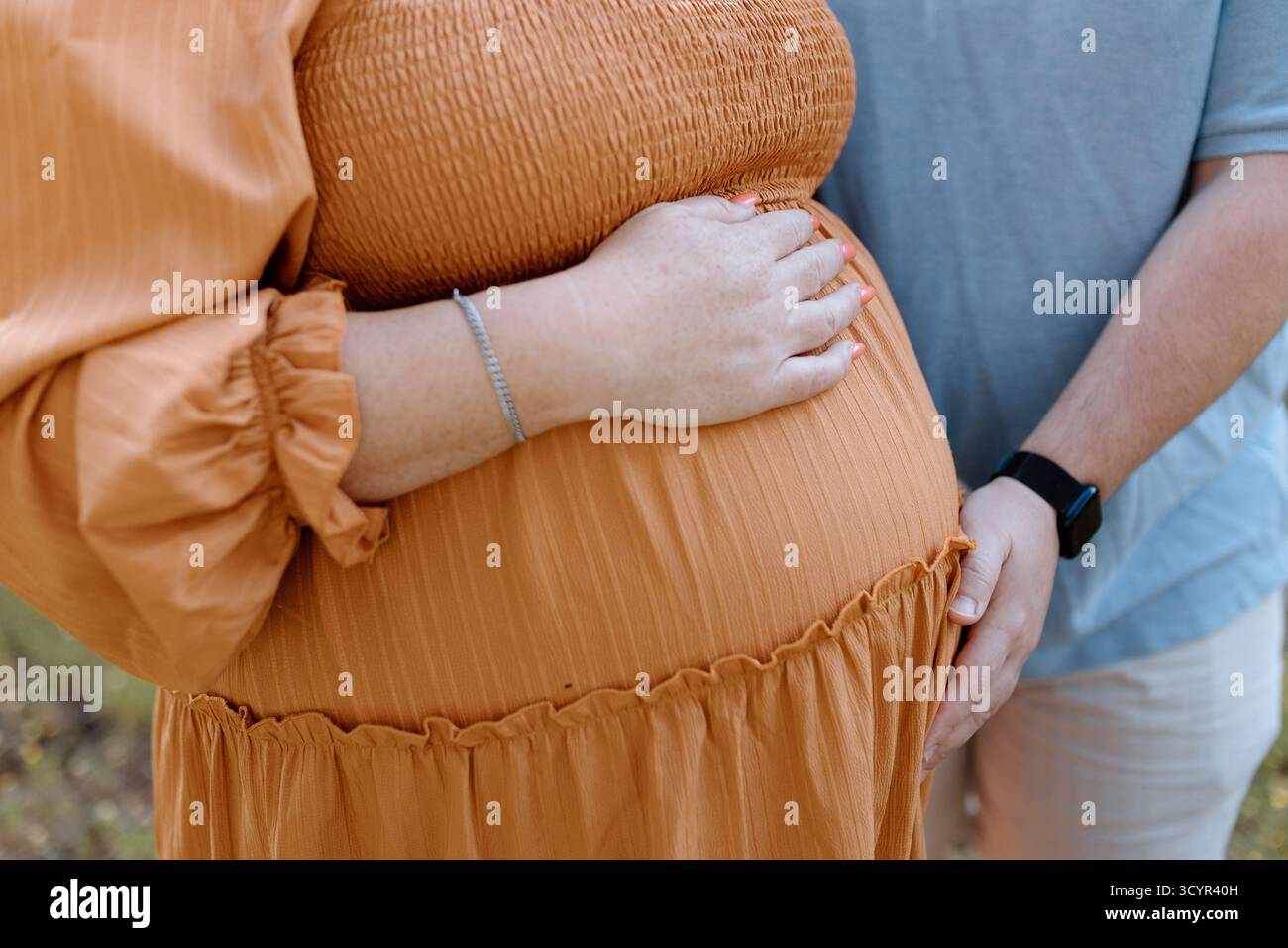 Photos de maternité familiale dans une forêt Banque D'Images
