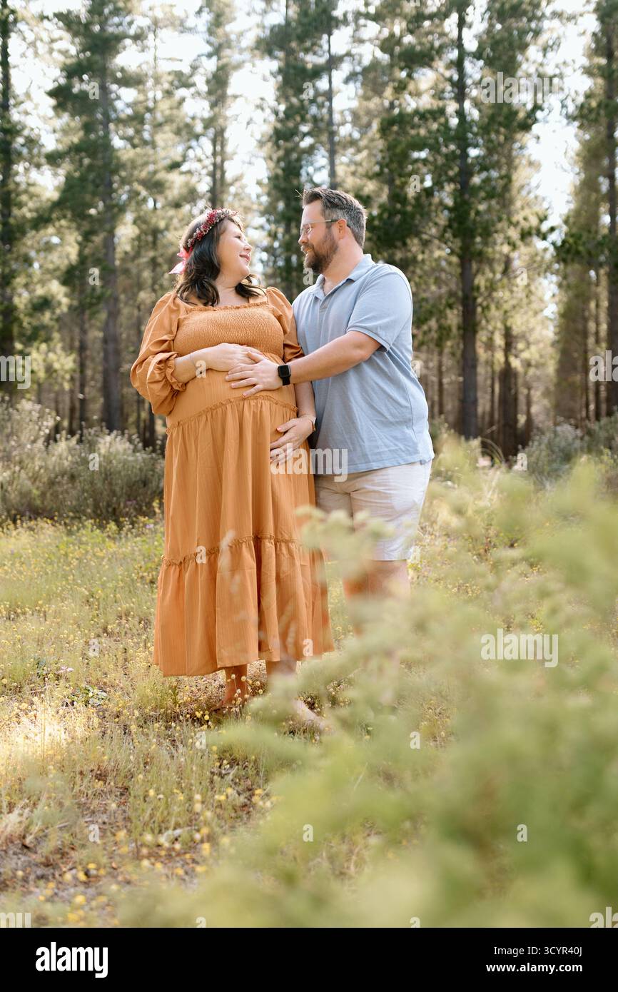 Photos de maternité familiale dans une forêt Banque D'Images