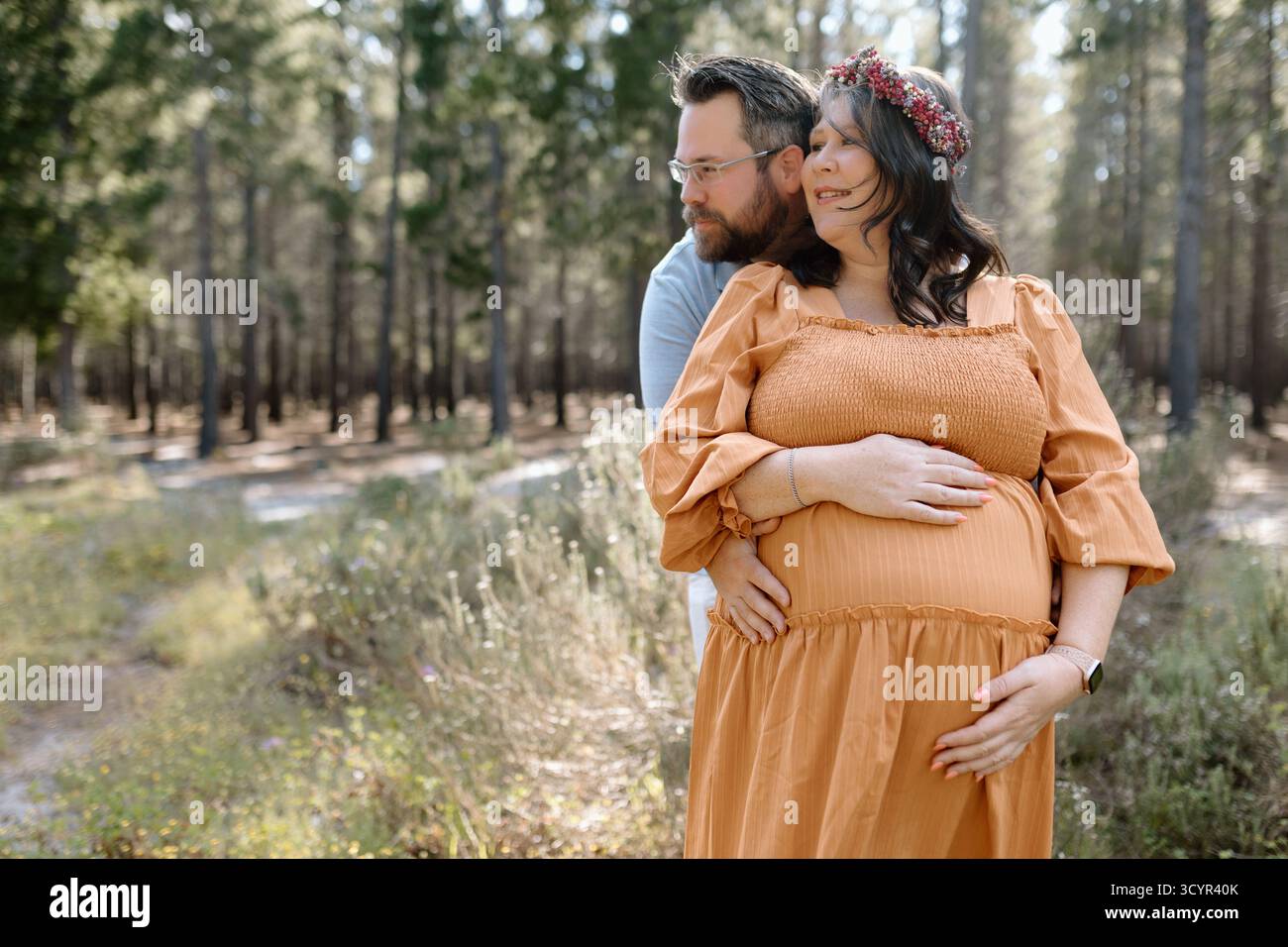 Photos de maternité familiale dans une forêt Banque D'Images