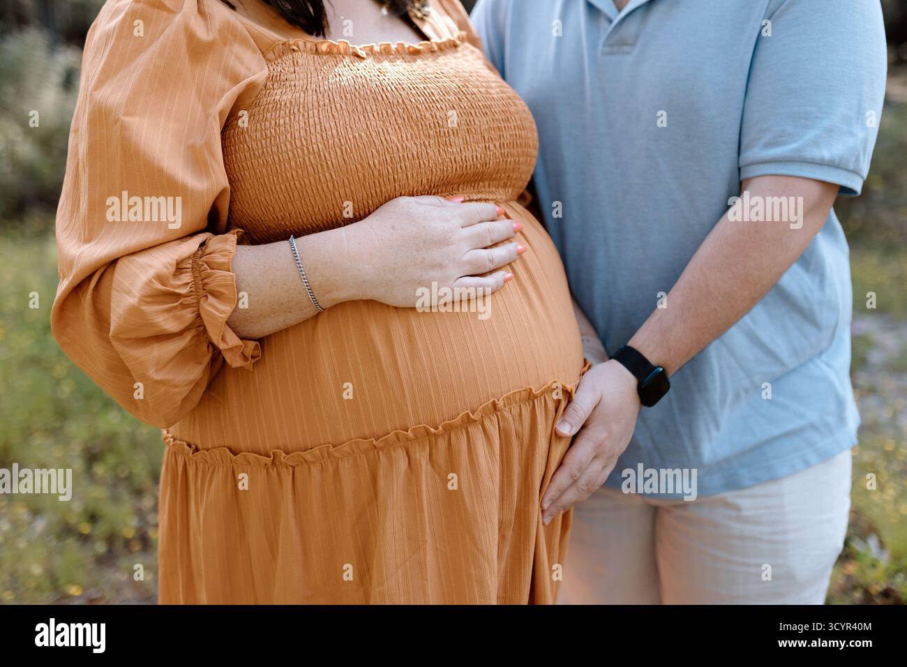 Photos de maternité familiale dans une forêt Banque D'Images